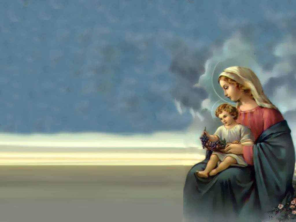 Virgin Mary 桌布 壁紙 — 一幅寧靜的宗教畫作，描繪一位帶有光環的女性抱著一個拿著葡萄的孩子，背景是陰雲密佈的天空。