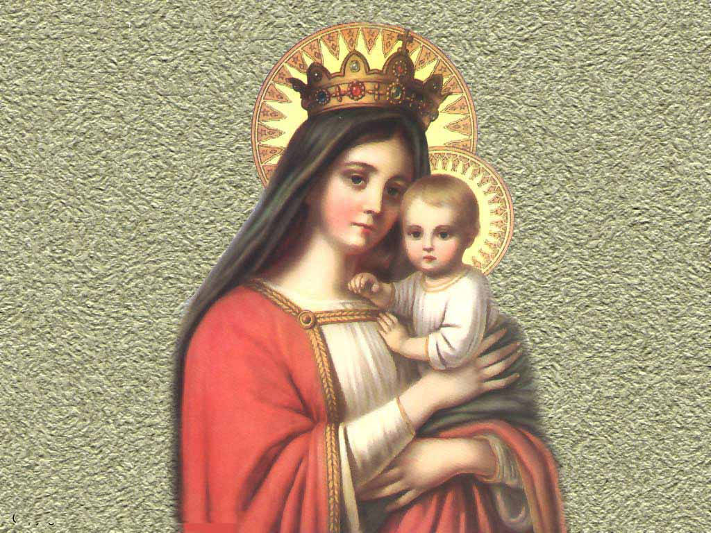 Virgin Mary 桌布 壁紙 — 一幅寧靜的宗教畫描繪聖母瑪利亞身穿紅袍懷抱嬰兒耶穌，兩者均戴有金色光環，背景為紋理灰色。