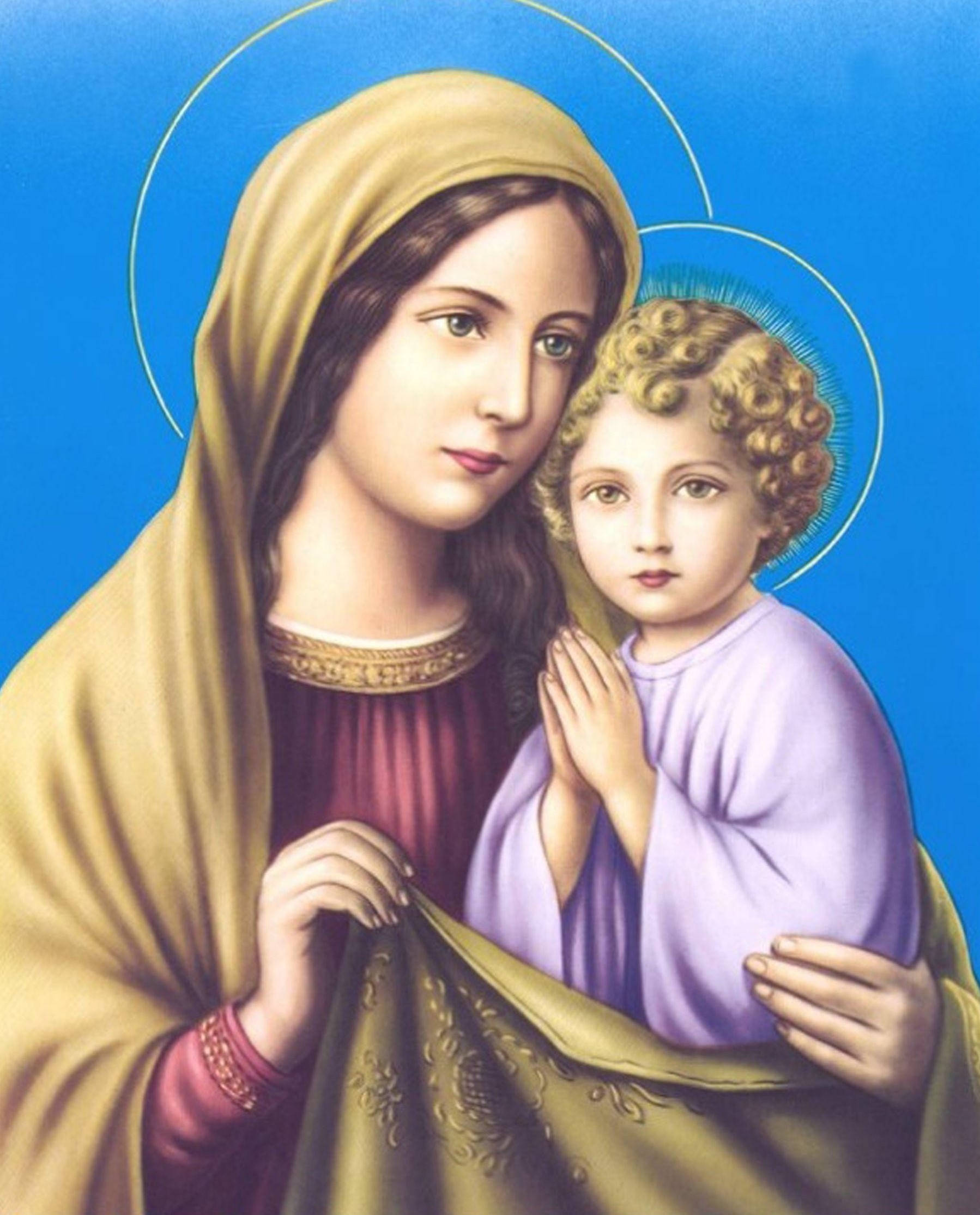 Mary 桌布 壁紙 — 一幅寧靜的宗教繪畫描繪聖母瑪利亞身穿金色長袍，懷抱雙手合十祈禱的基督聖嬰，背景是鮮豔的藍色。