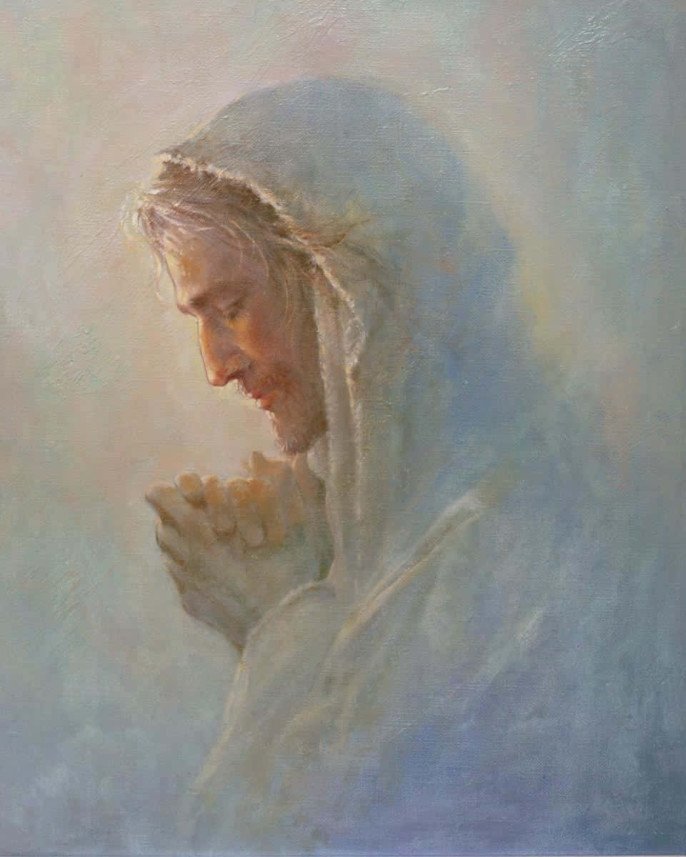 Jesus Praying 桌布 壁紙 — 一幅寧靜的油畫，描繪一位身穿長袍的人物雙手合十祈禱，柔和的光芒環繞著他們。