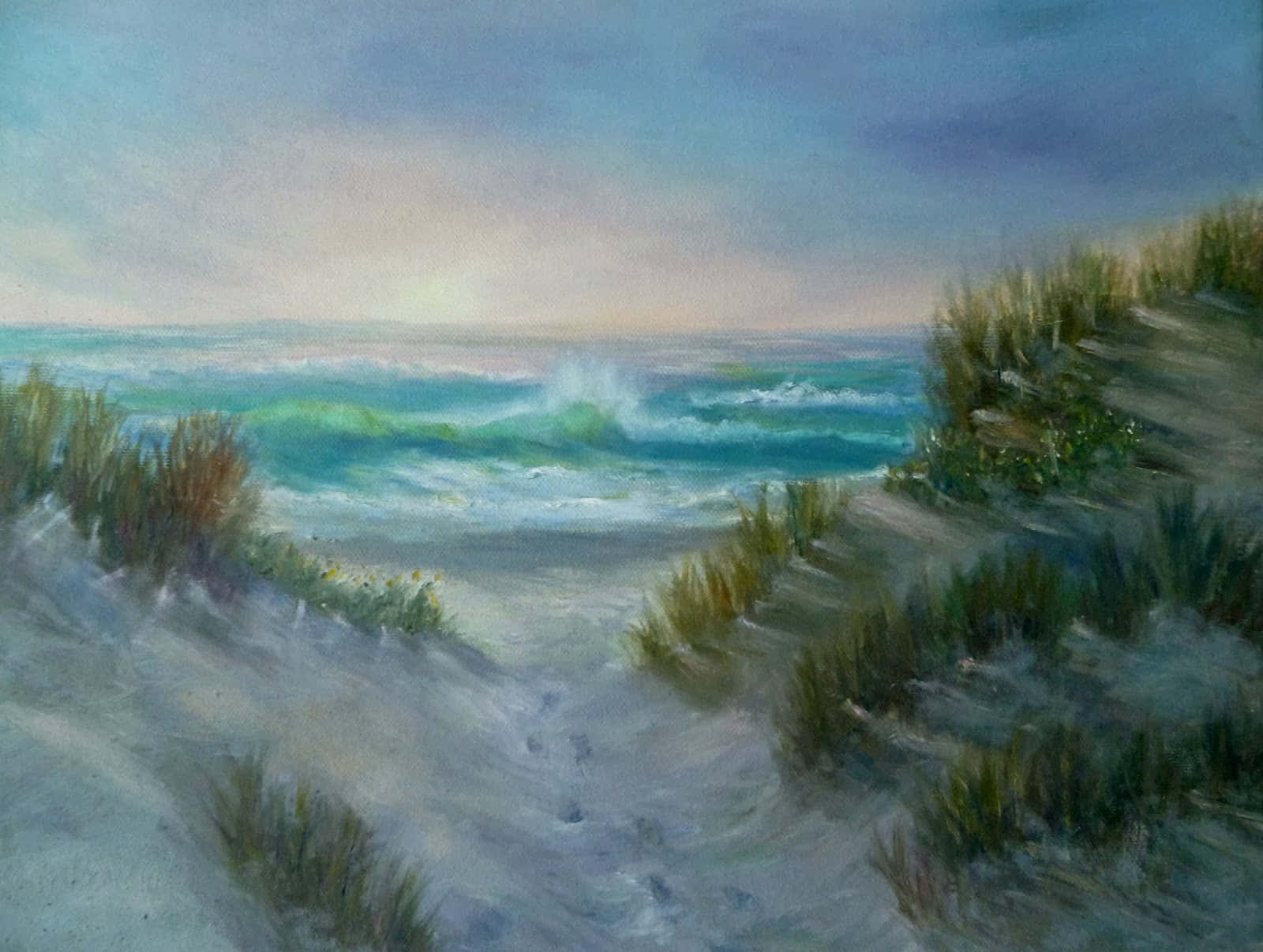 Beach Art 桌布 壁紙 — 一幅寧靜的油畫，描繪海浪拍打沙丘，沙丘上稀疏的草叢，在柔和暮色天空下。