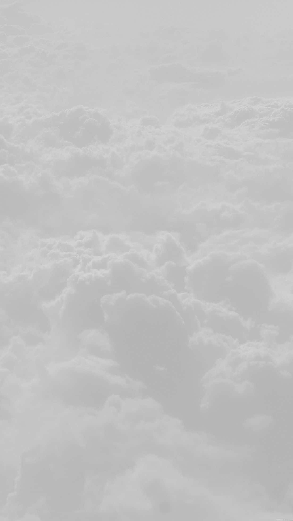 White Cloud 桌布 壁紙 — 一幅寧靜的航拍圖，柔軟有紋理的雲朵以柔和的灰色調填滿整個畫面。
