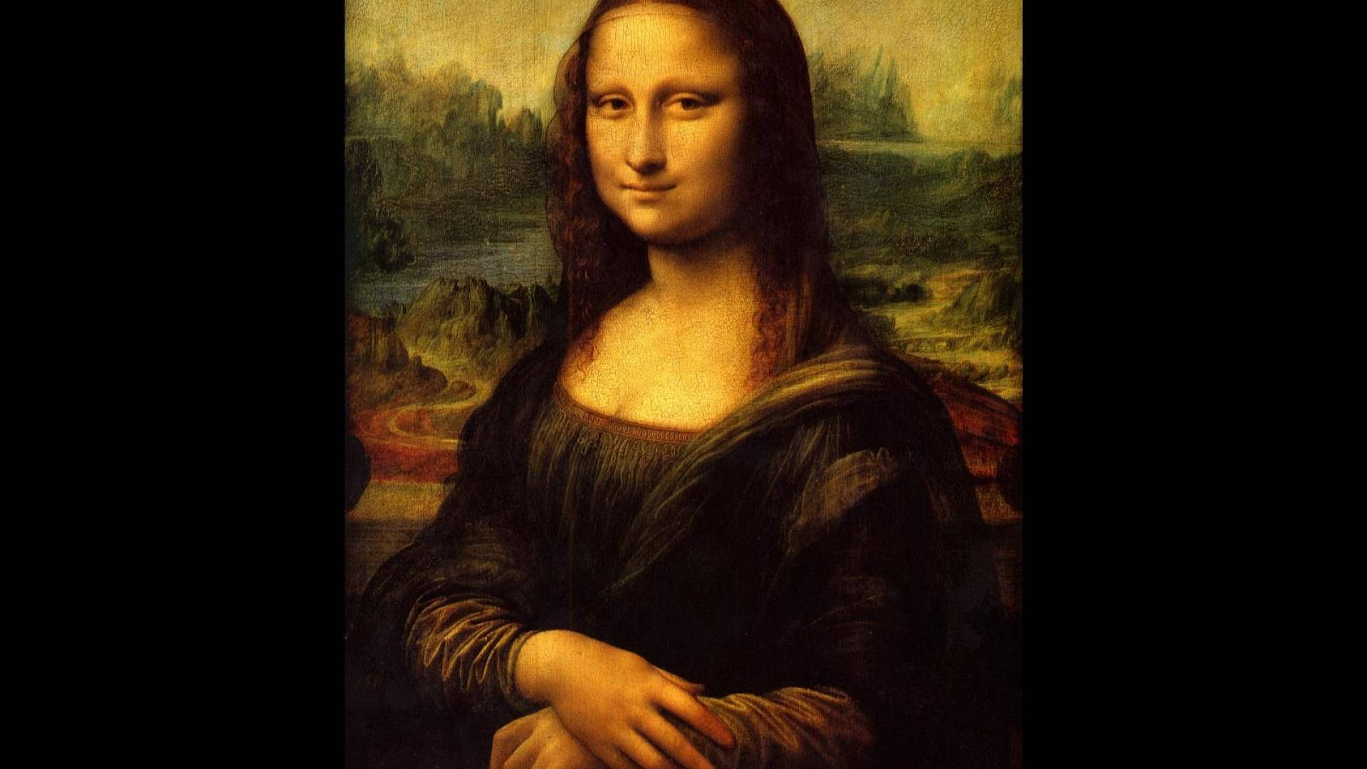 Mona Lisa 桌布 壁紙 — 一幅寧靜的蒙娜麗莎肖像，她帶著神秘的微笑，背景是朦朧的遠方風景。