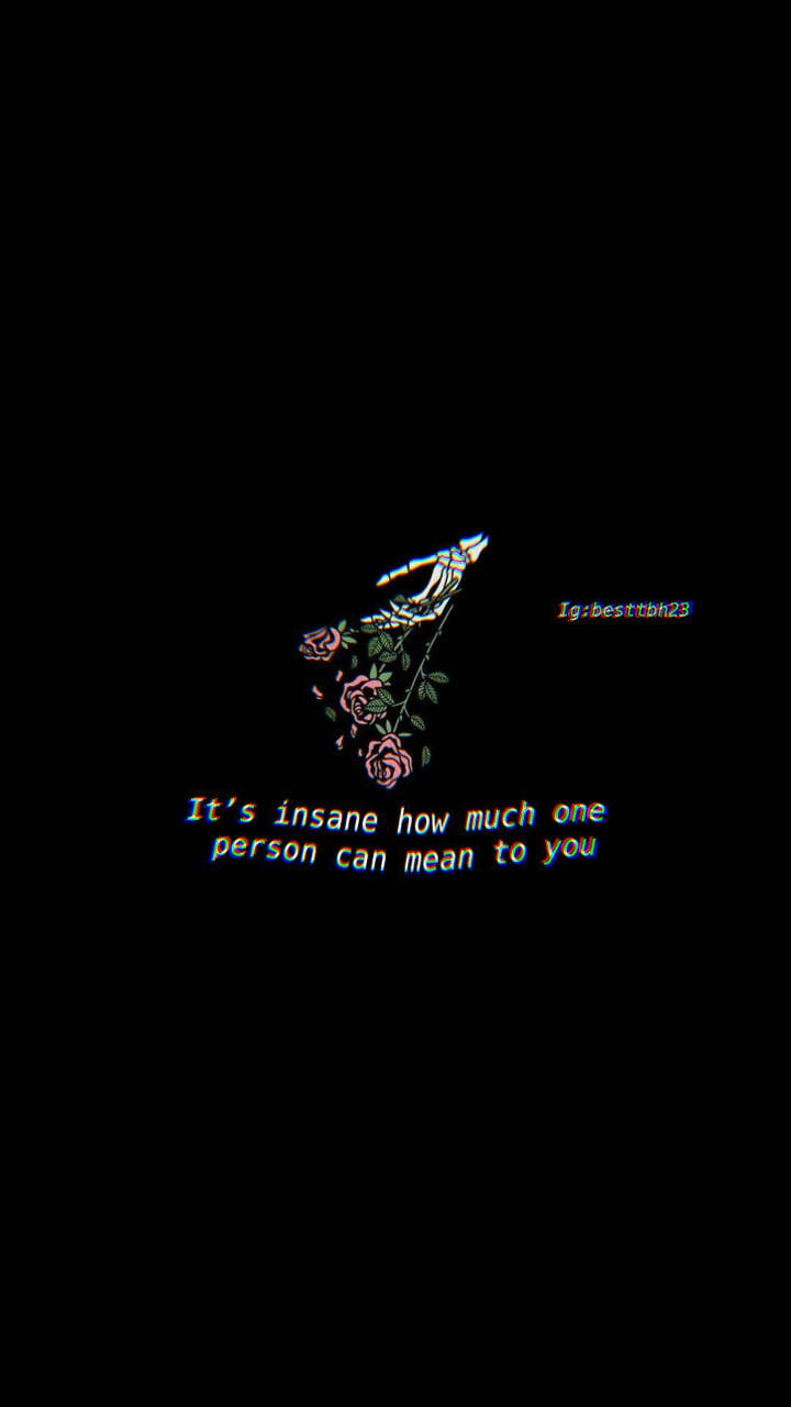 Lonely Quotes 桌布 壁紙 — 一幅帶有故障效果的數位藝術作品，顯示一隻骷髏手在黑色背景上拿著玫瑰並附有文字。