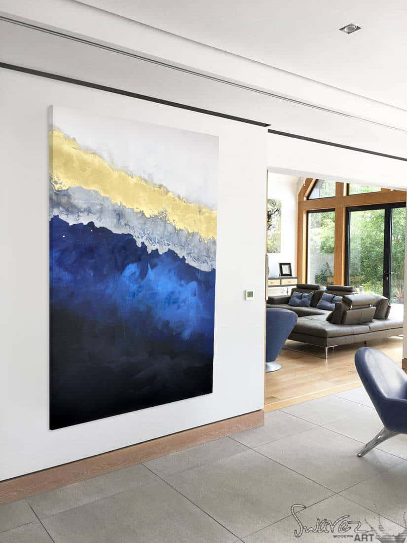 Painting 桌布 壁紙 — 一幅帶有金色、藍色和白色漸層的大型抽象畫掛在現代簡約客廳的白色牆上。