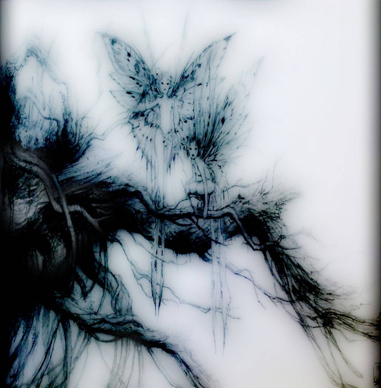 Fairy Grunge 桌布 壁紙 — 一幅幽靈般的藍白墨水畫，描繪一個有翼的人物從旋轉的黑暗藤蔓中浮現，背景是純白色。