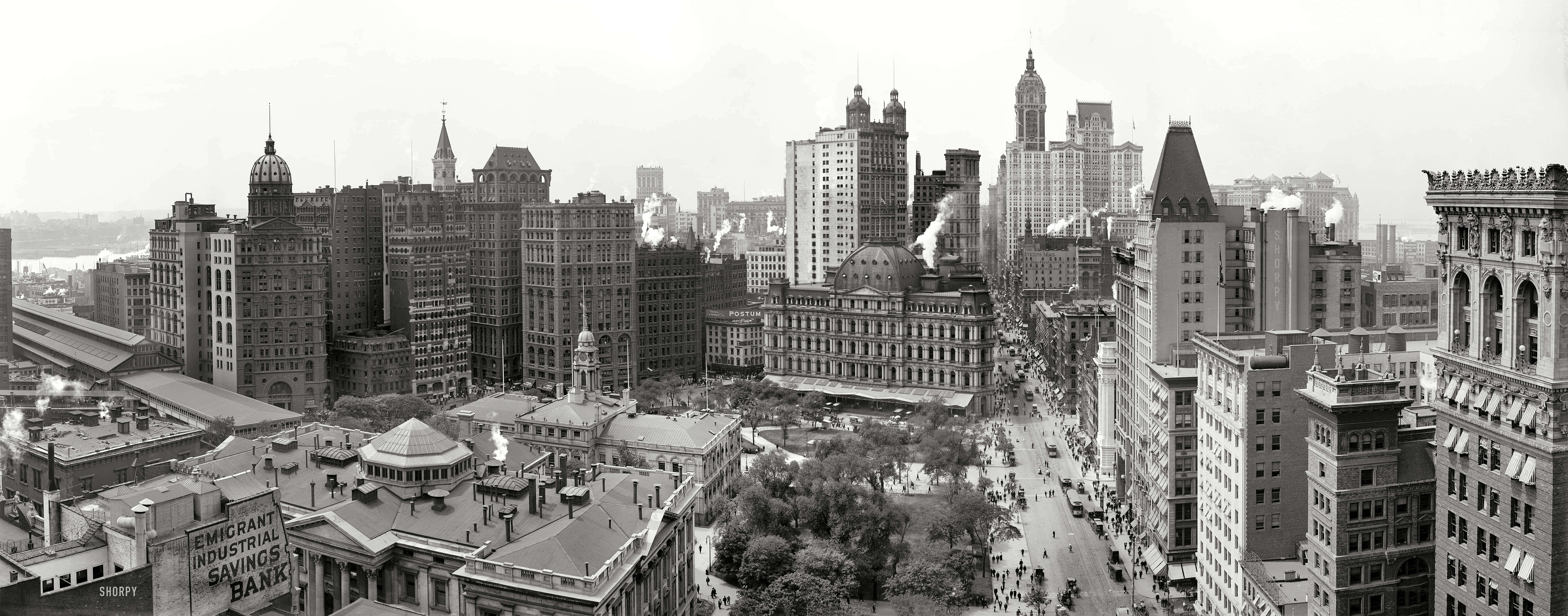 Old New York City 桌布 壁紙 — 一幅廣闊的黑白航拍圖，展現歷史悠久的城市天際線，擁有20世紀初的高聳建築物和下方繁忙的街道。