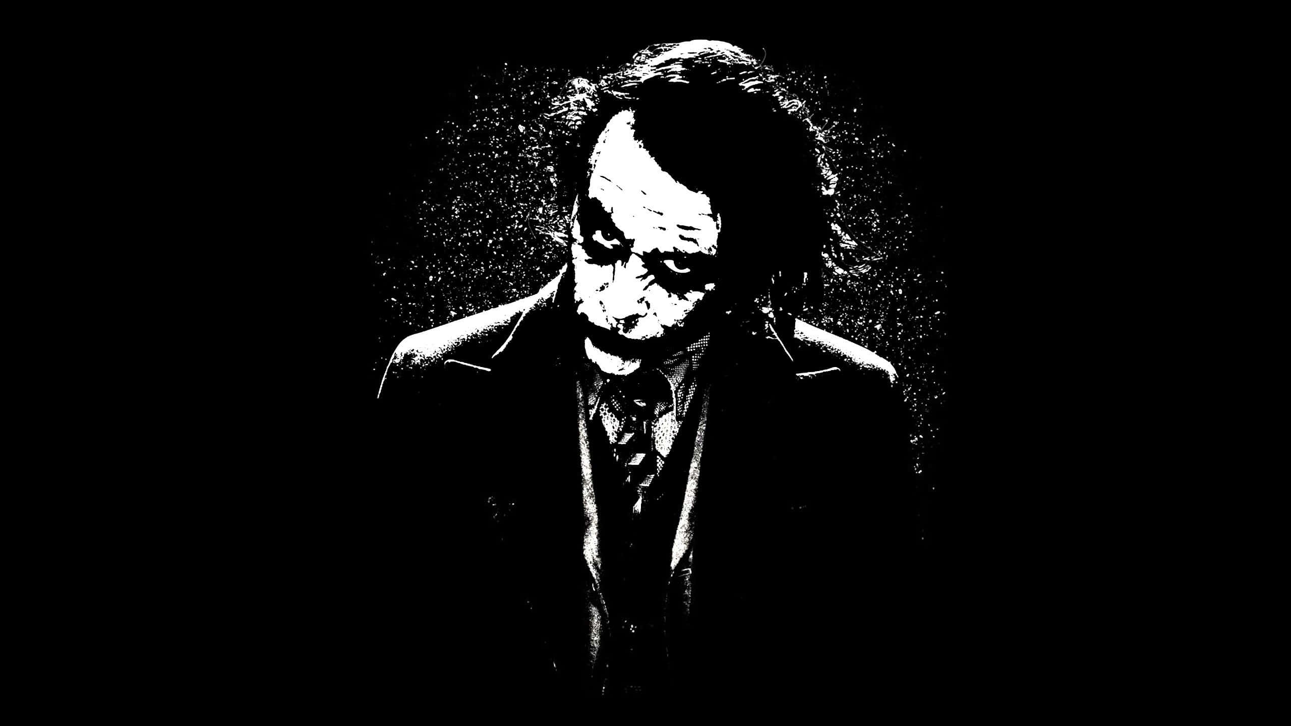 Dark Joker 桌布 壁紙 — 一幅強烈的黑白插圖，描繪小丑在黑暗背景上，妝容模糊，頭髮狂野。