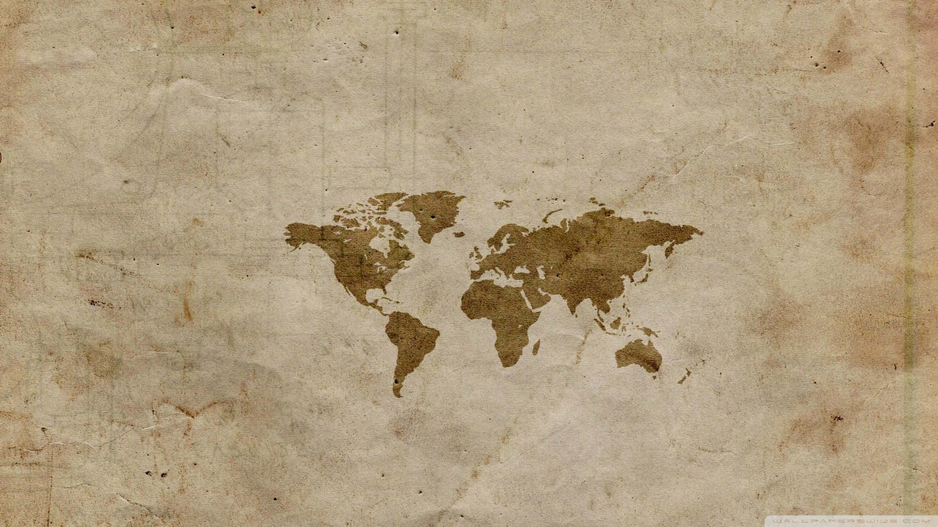 World Map Aesthetic 桌布 壁紙 — 一幅復古世界地圖，以大地棕色蝕刻在帶有紋理的陳舊羊皮紙上，有明顯的摺痕和污漬。