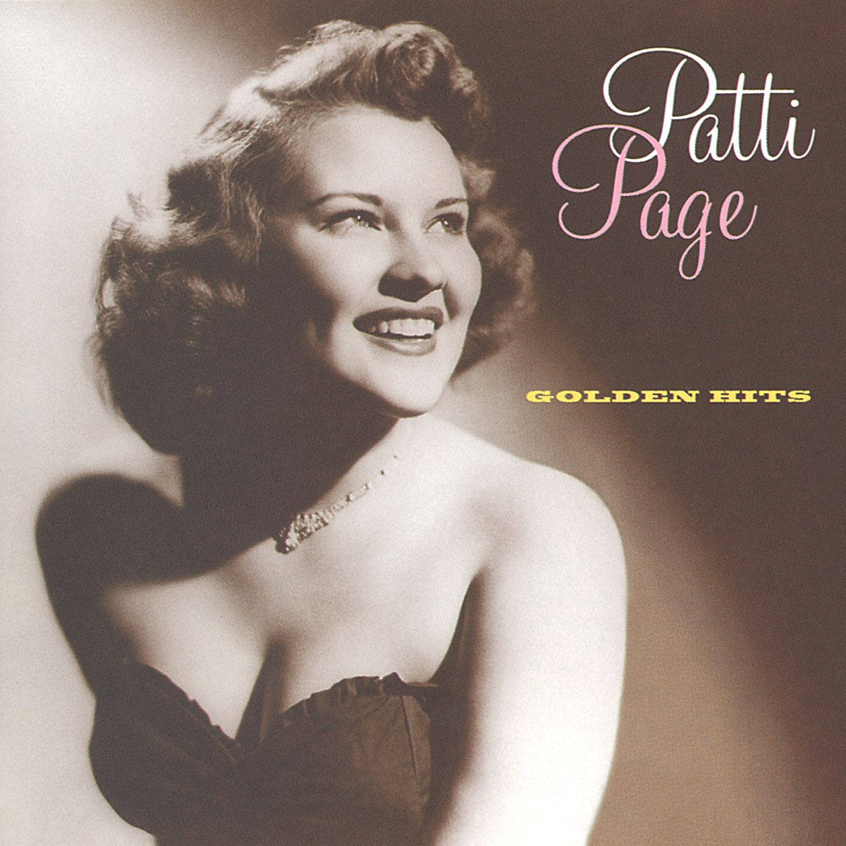Album Cover 桌布 壁紙 — 一幅復古工作室肖像，Patti Page 身穿無肩帶連衣裙，在柔和燈光和優雅捲髮中溫暖微笑。