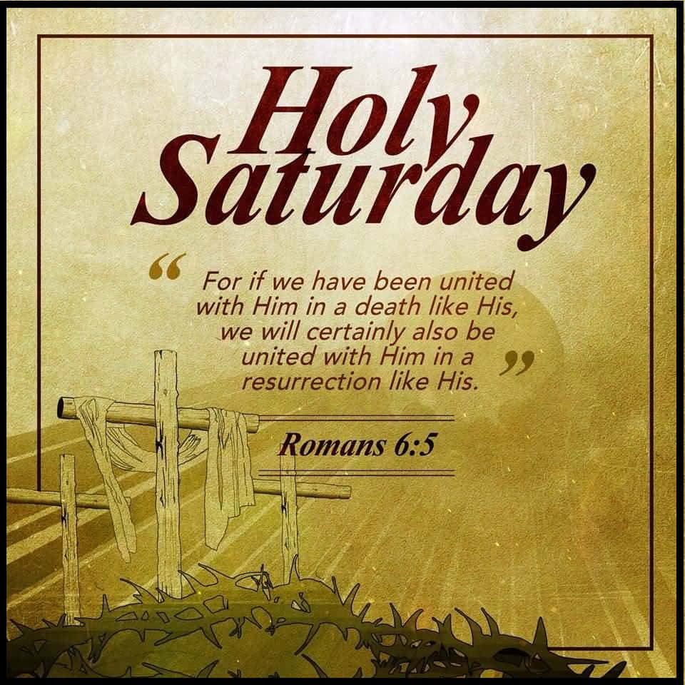 Holy Saturday 桌布 壁紙 — 一幅復古風格插圖，描繪木製十字架、垂掛的布料和帶刺的藤蔓，背景為有紋理的金色，並帶有「Holy Saturday」經文文字。