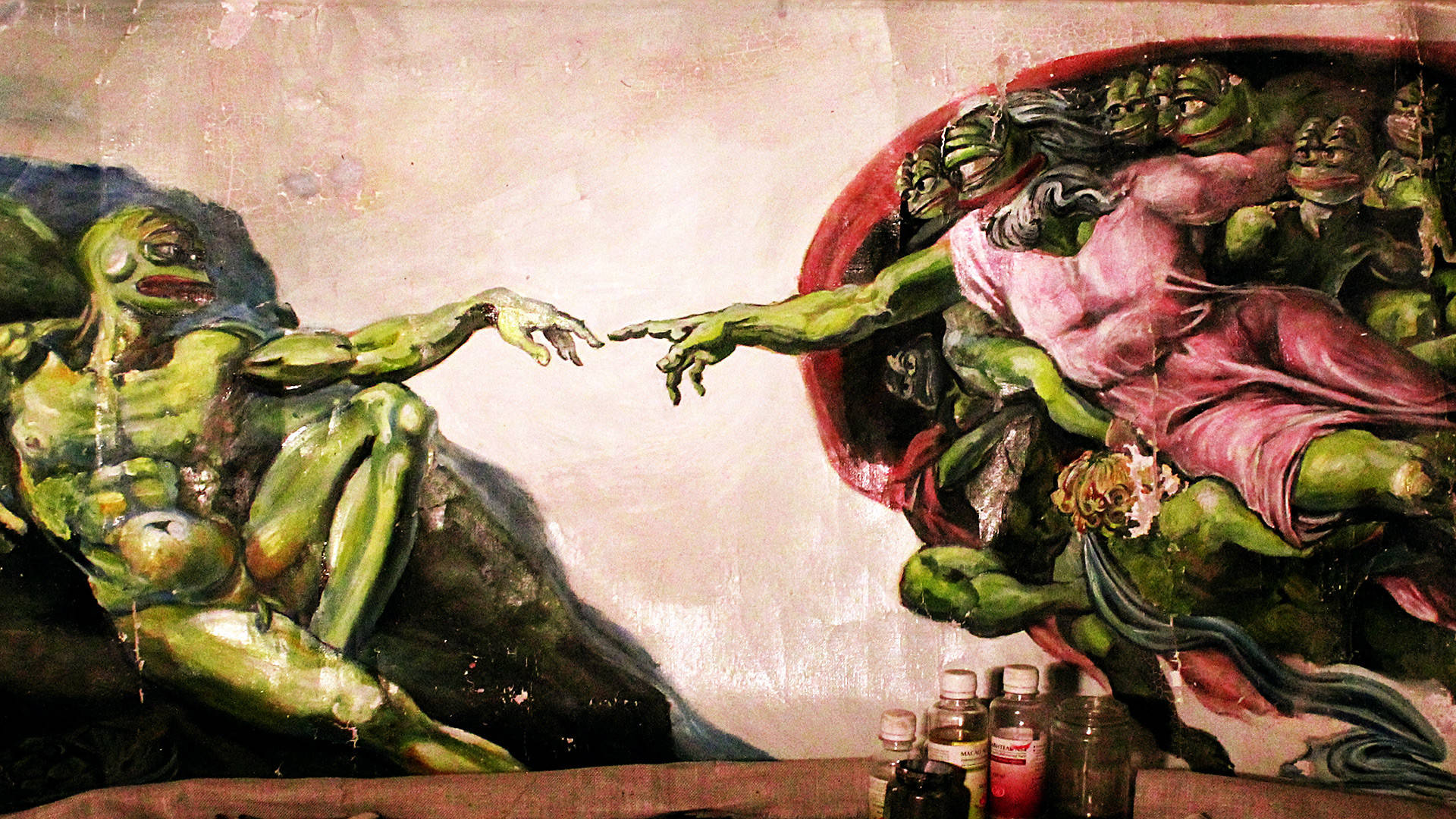 Pepe 桌布 壁紙 — 一幅怪誕的壁畫，模仿《創造亞當》中綠色皮膚的人物越過牆壁伸手，前景有瓶子。