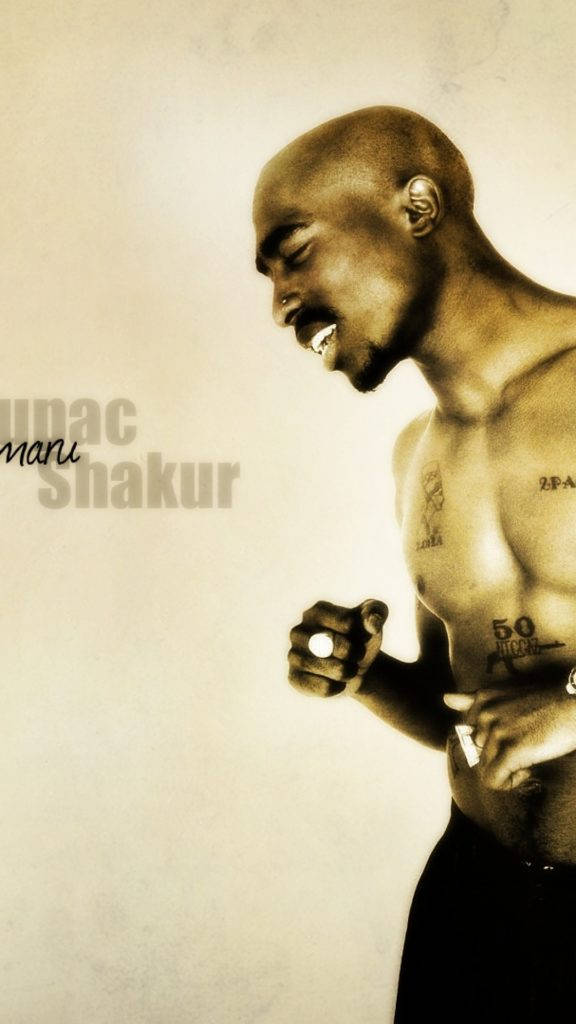 Tupac Shakur 在懷舊棕褐色調肖像中微笑手持香煙。