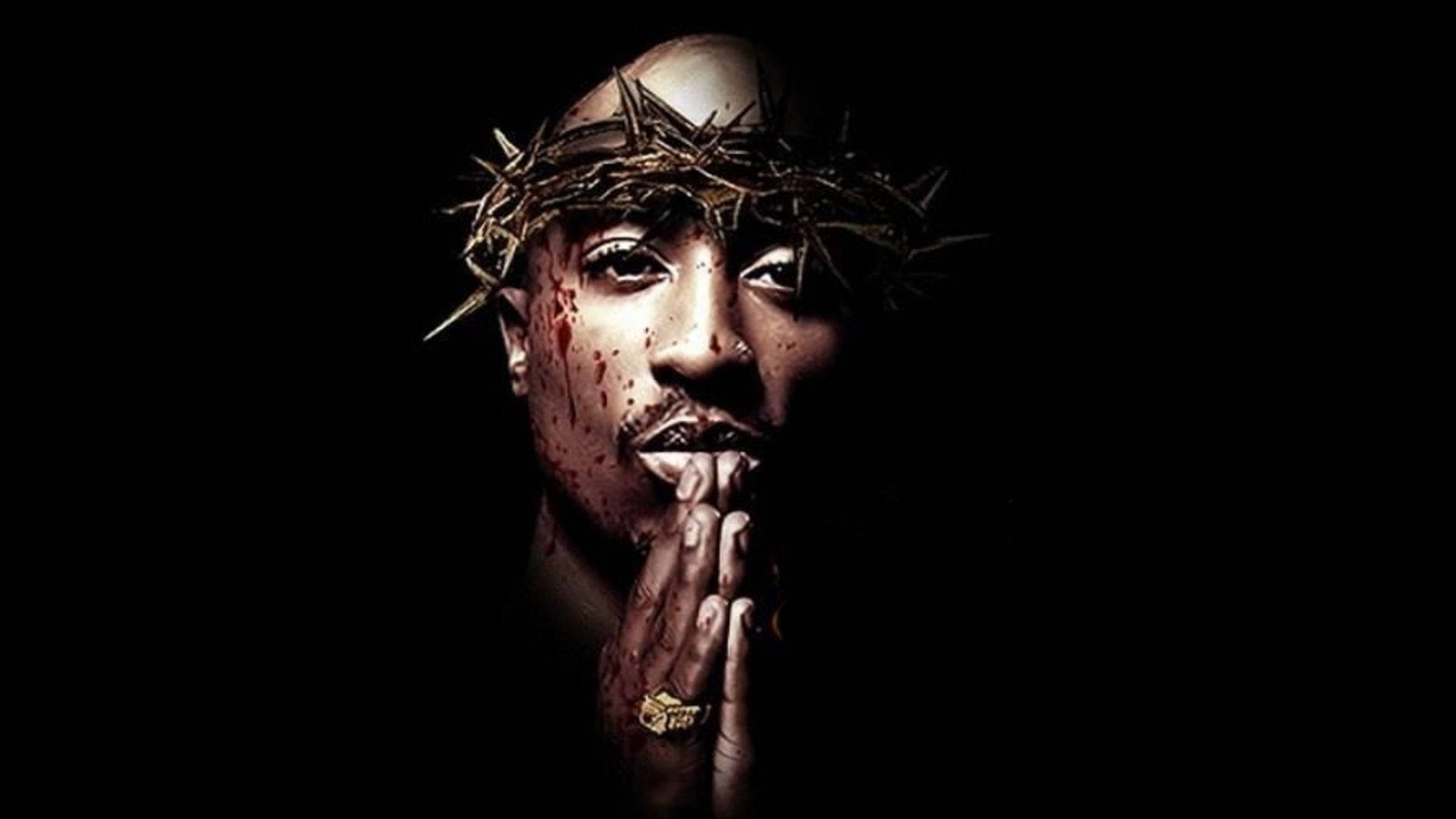 Tupac iPhone 桌布 壁紙 — 一幅戲劇性的Tupac Shakur肖像，戴著荊棘冠冕，臉上帶血，背景為黑色。