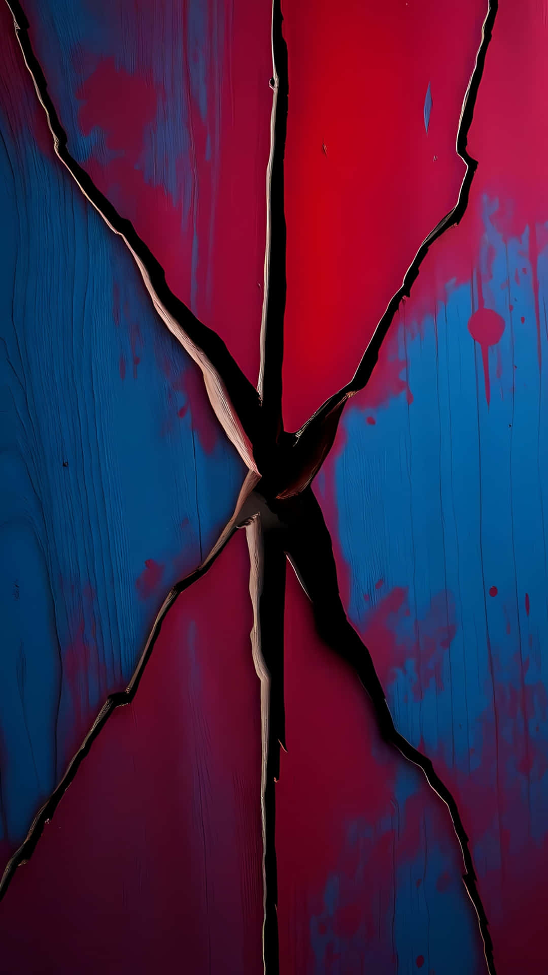 Abstract Cracked Wall Painted Red and Blue 壁紙 — 一幅戲劇性的抽象藝術作品，以鮮明的紅色和藍色顏料為特色，中央有一道黑色裂縫向外輻射。