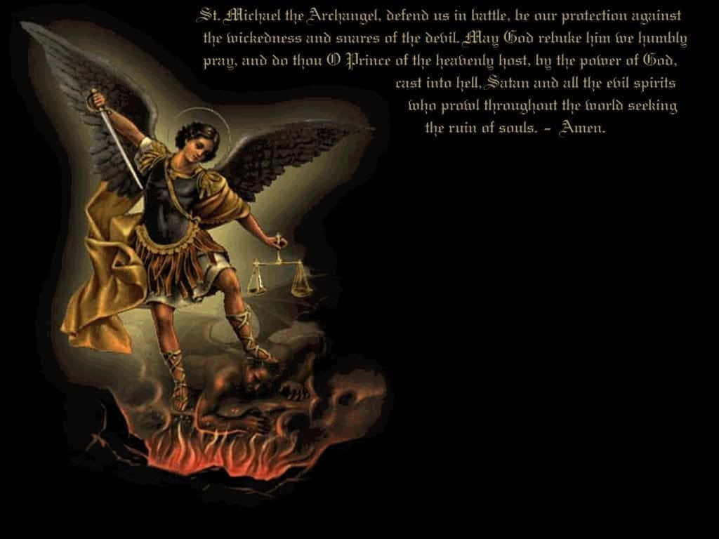 Saint Michael 桌布 壁紙 — 一幅戲劇性的插圖，描繪大天使聖米迦勒勝利地站在燃燒的頭骨上，揮舞著劍和天平，背景是黑暗的翅膀。