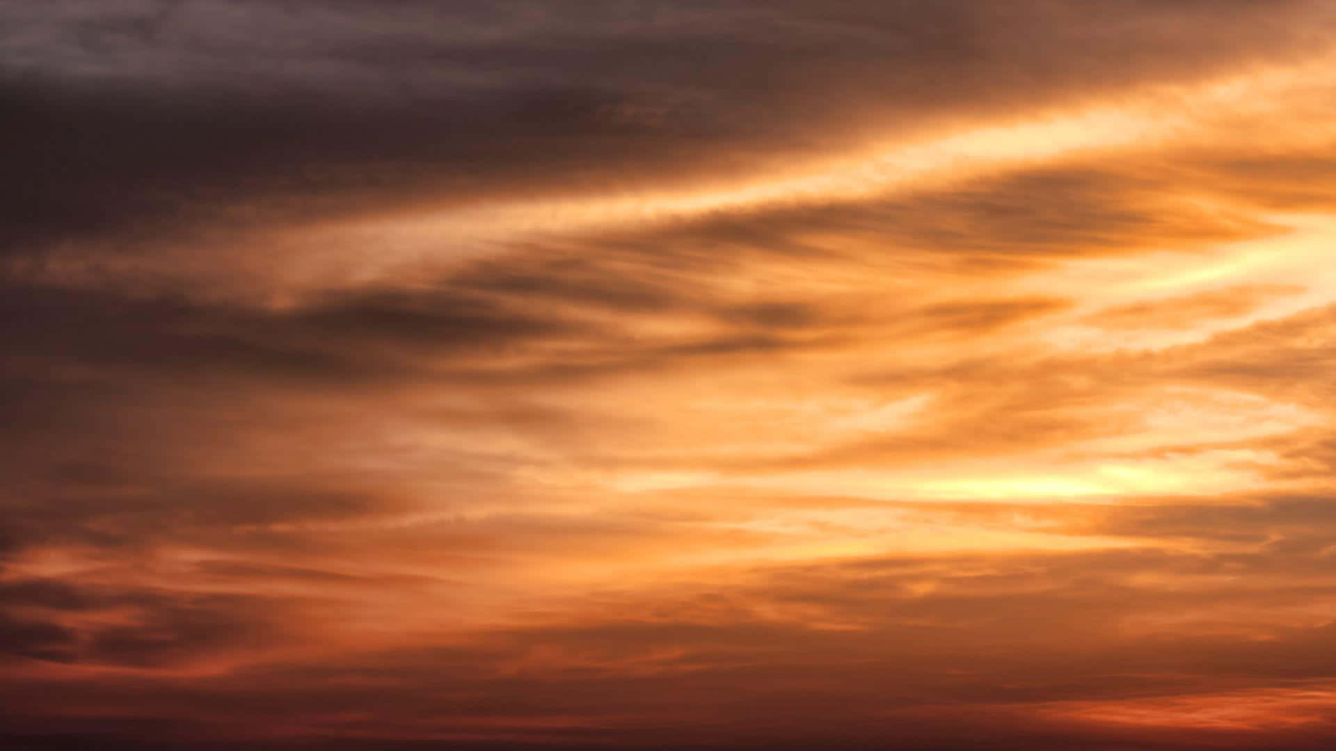 Sky Clouds 桌布 壁紙 — 一幅戲劇性的日落天空，塗上火焰橙色和深緋紅色的雲彩條紋。