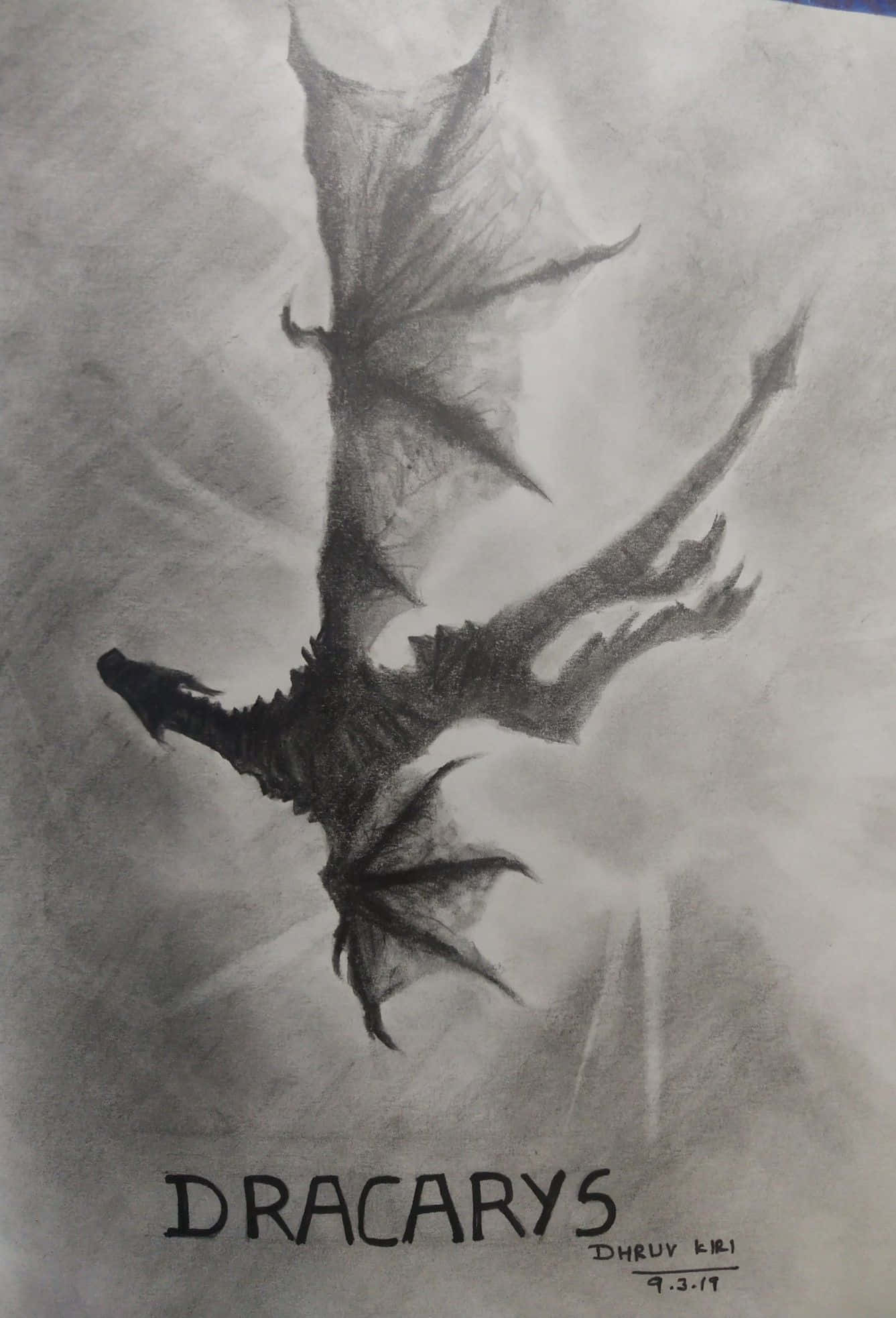 dracarys 桌布 壁紙 — 一幅戲劇性的木炭素描，描繪一條巨龍在煙霧瀰漫的天空中展翅翱翔。