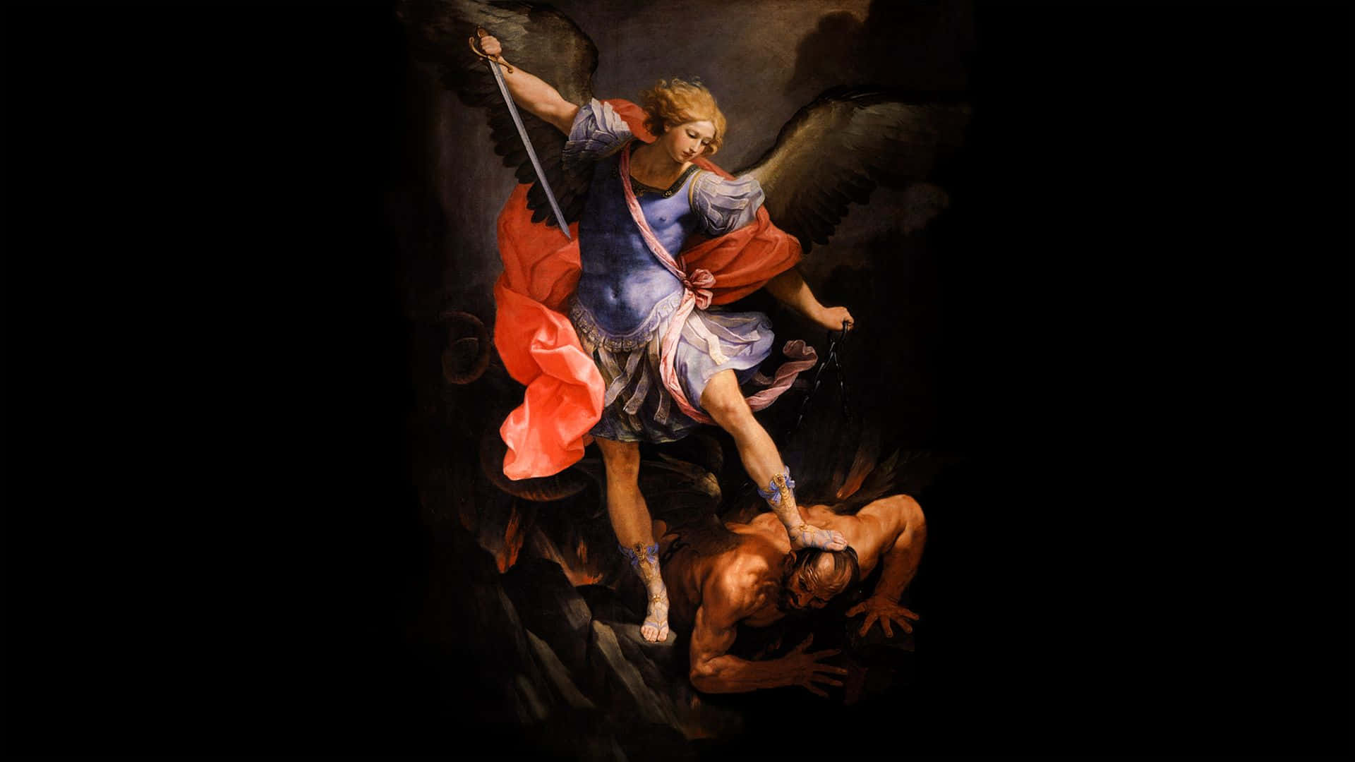 Saint Michael 桌布 壁紙 — 一幅戲劇性的油畫描繪了一位身穿藍色和紅色長袍的有翼天使，在黑暗背景下踩在墮落的惡魔形象上。