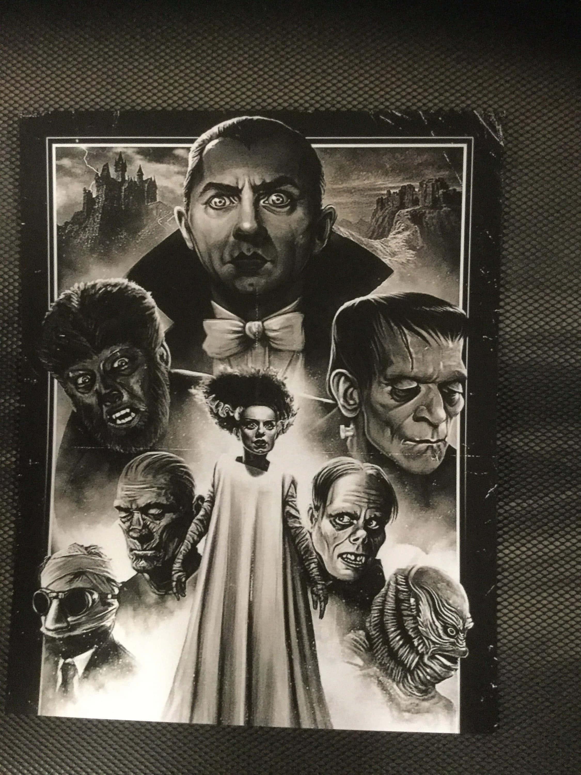 Horror Icons 桌布 壁紙 — 一幅戲劇性的黑白插圖，描繪經典恐怖怪物，包括德古拉、弗蘭肯斯坦的怪物和木乃伊，以拼貼方式排列。