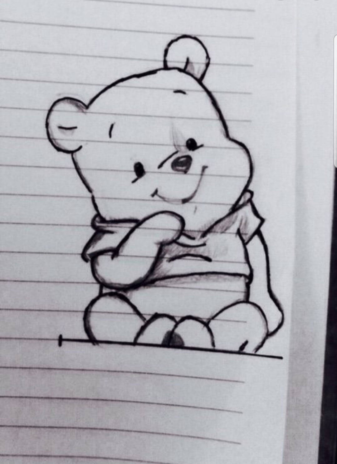 簡單動圖 桌布 壁紙 — 一幅手繪草圖，描繪小熊維尼坐在有橫線的筆記本紙上，表情愉快。