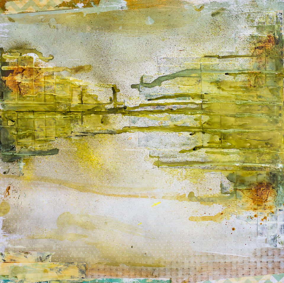 Mixed Media 桌布 壁紙 — 一幅抽象混合媒材藝術作品，在紋理紙上疊加黃色、綠色和棕色，營造出風化的復古感覺。