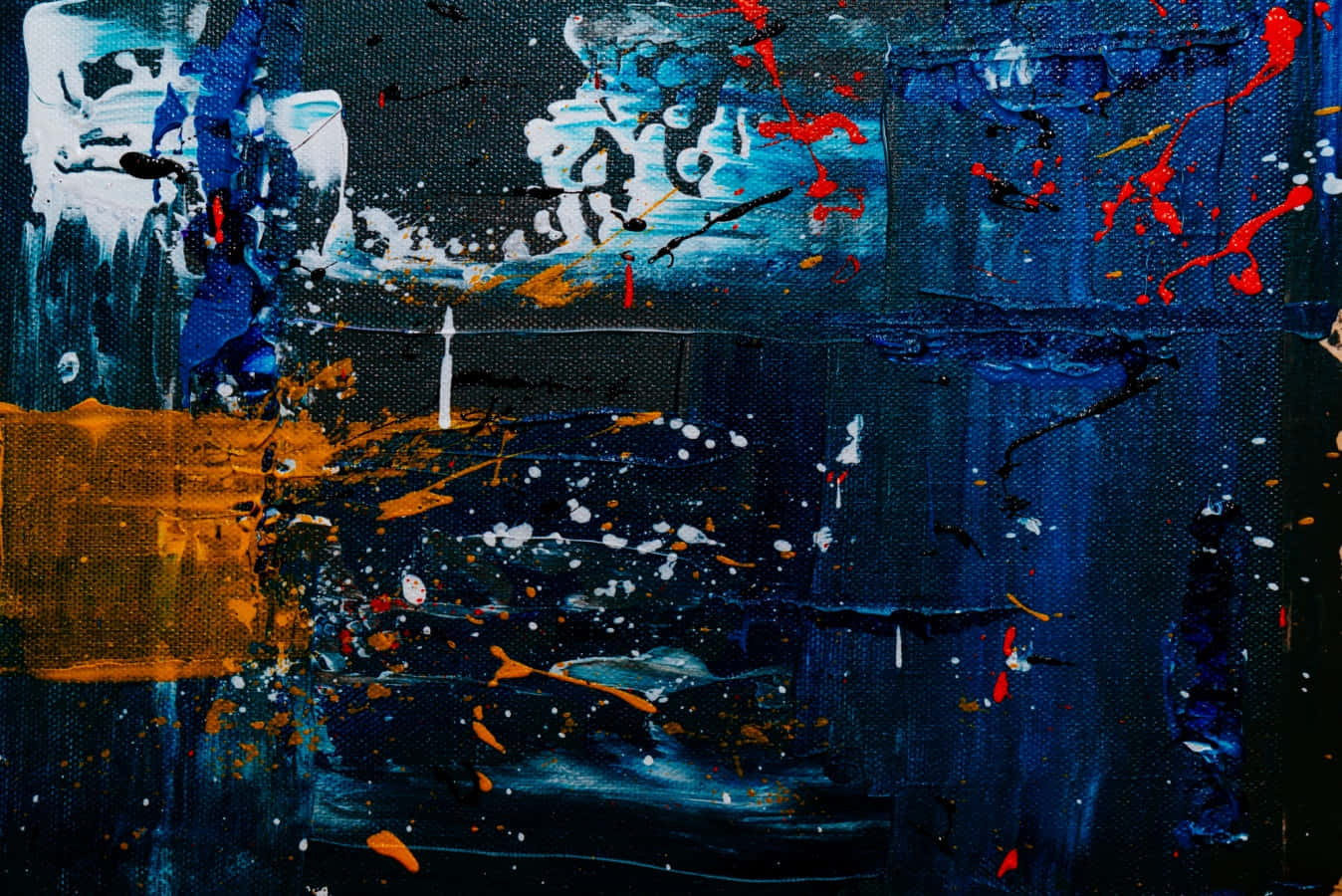 Painting 桌布 壁紙 — 一幅抽象畫，帶有鮮明的藍色、黑色和橙色筆觸，潑灑在紋理畫布上。