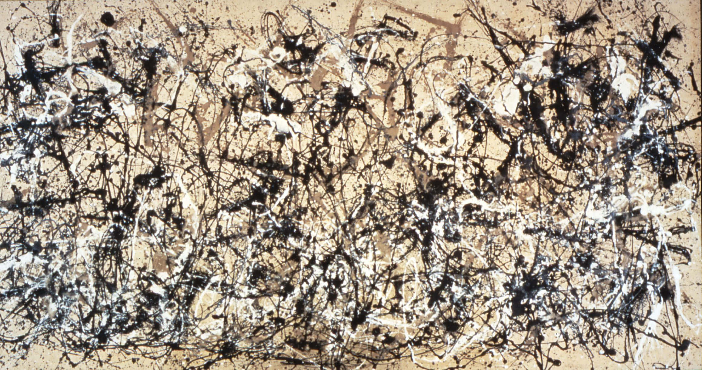 Abstract Expressionism 桌布 壁紙 — 一幅抽象表現主義繪畫在帶有紋理的畫布上爆發出混亂的黑色、白色和米色飛濺和滴落。