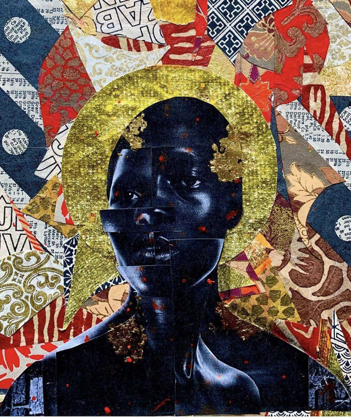 Afrofuturism 桌布 壁紙 — 一幅拼貼肖像，描繪一個深色皮膚的人物，帶有金色光環，周圍環繞著充滿活力的圖案紙片。
