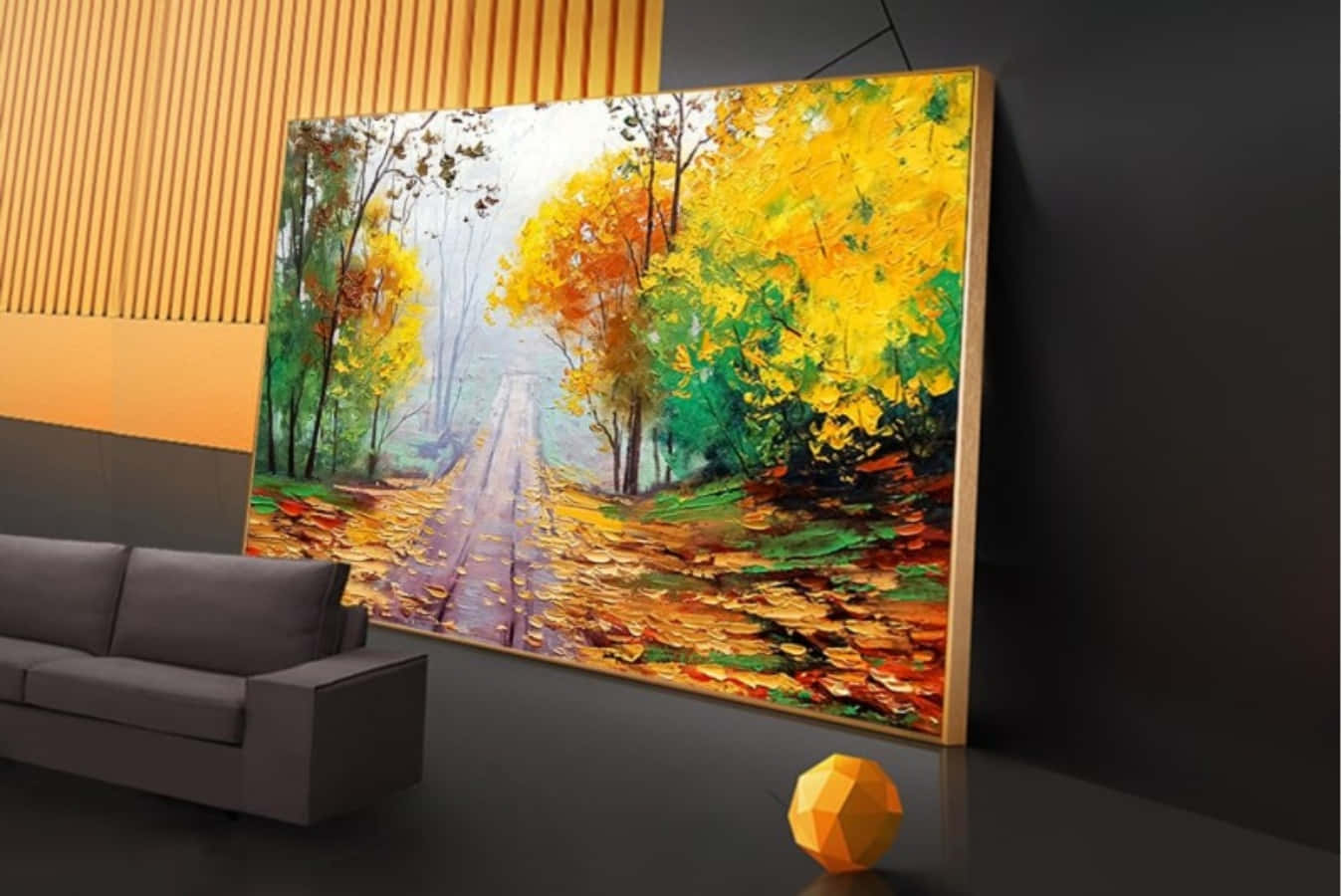 Painting 桌布 壁紙 — 一幅描繪充滿活力的秋日森林小徑的大型油畫掛在現代灰色沙發旁邊的深色牆上。