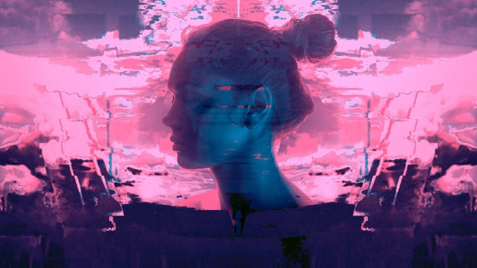 美學藝術 桌布 壁紙 — 一幅故障藝術風格的女性側面肖像，藍色和粉紅色的數位扭曲覆蓋在她的臉部和頭髮上。