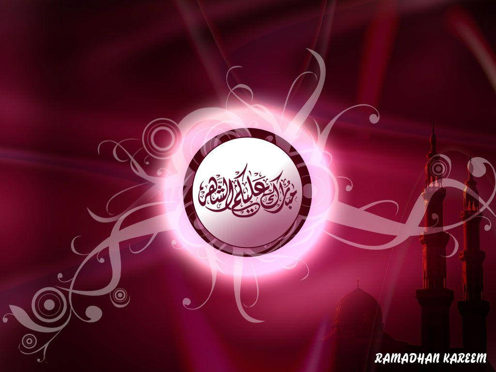 Ramadan 桌布 壁紙 — 一幅明亮的粉紅色和紫色數位藝術作品，以阿拉伯書法為中心，周圍環繞著華麗的漩渦紋樣，背景有清真寺剪影。