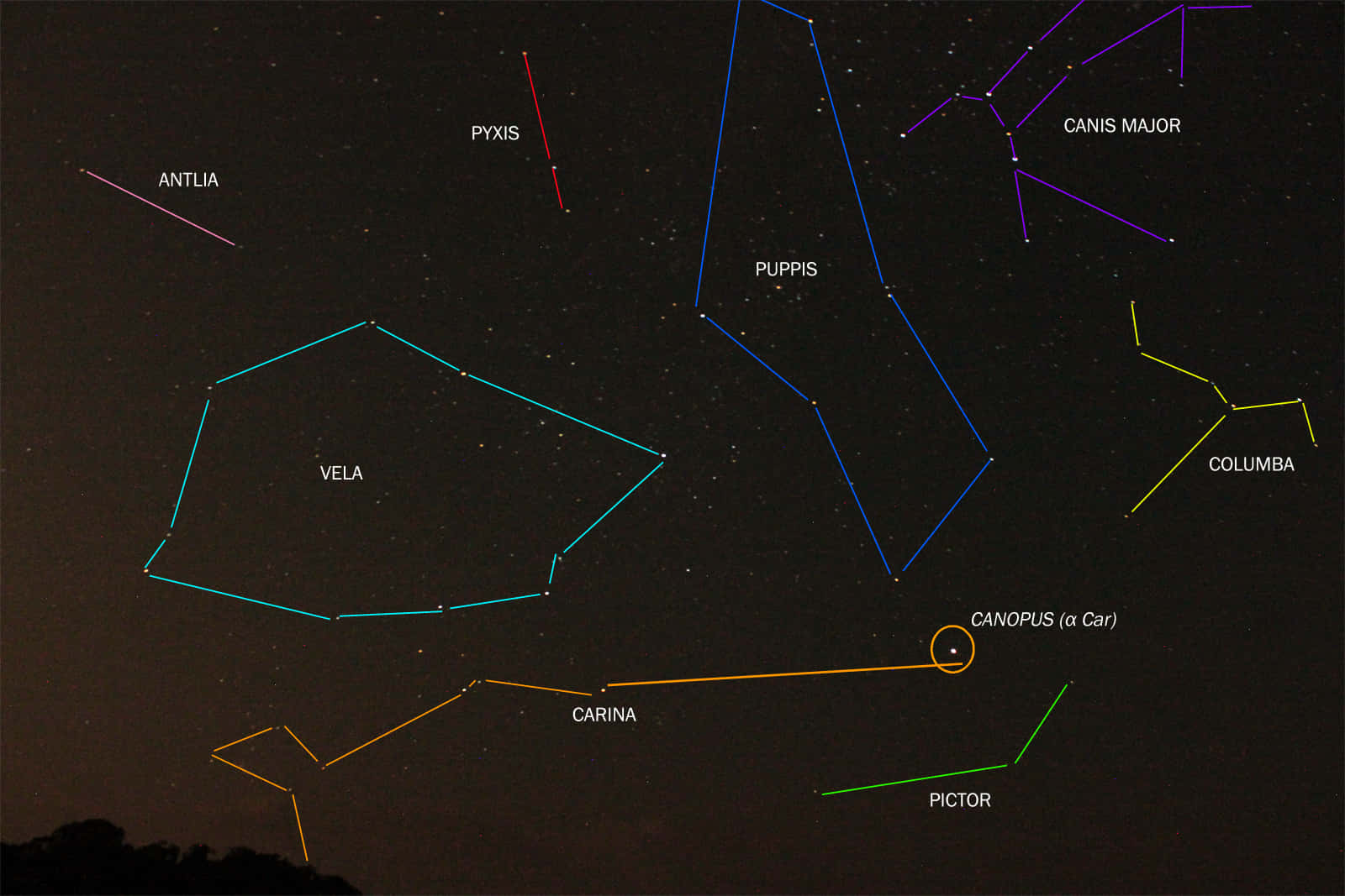 Starry Sky 桌布 壁紙 — 一幅星圖，在漆黑的夜空中突出顯示船帆座及大犬座等星座，並附有標籤的星星和連接線。