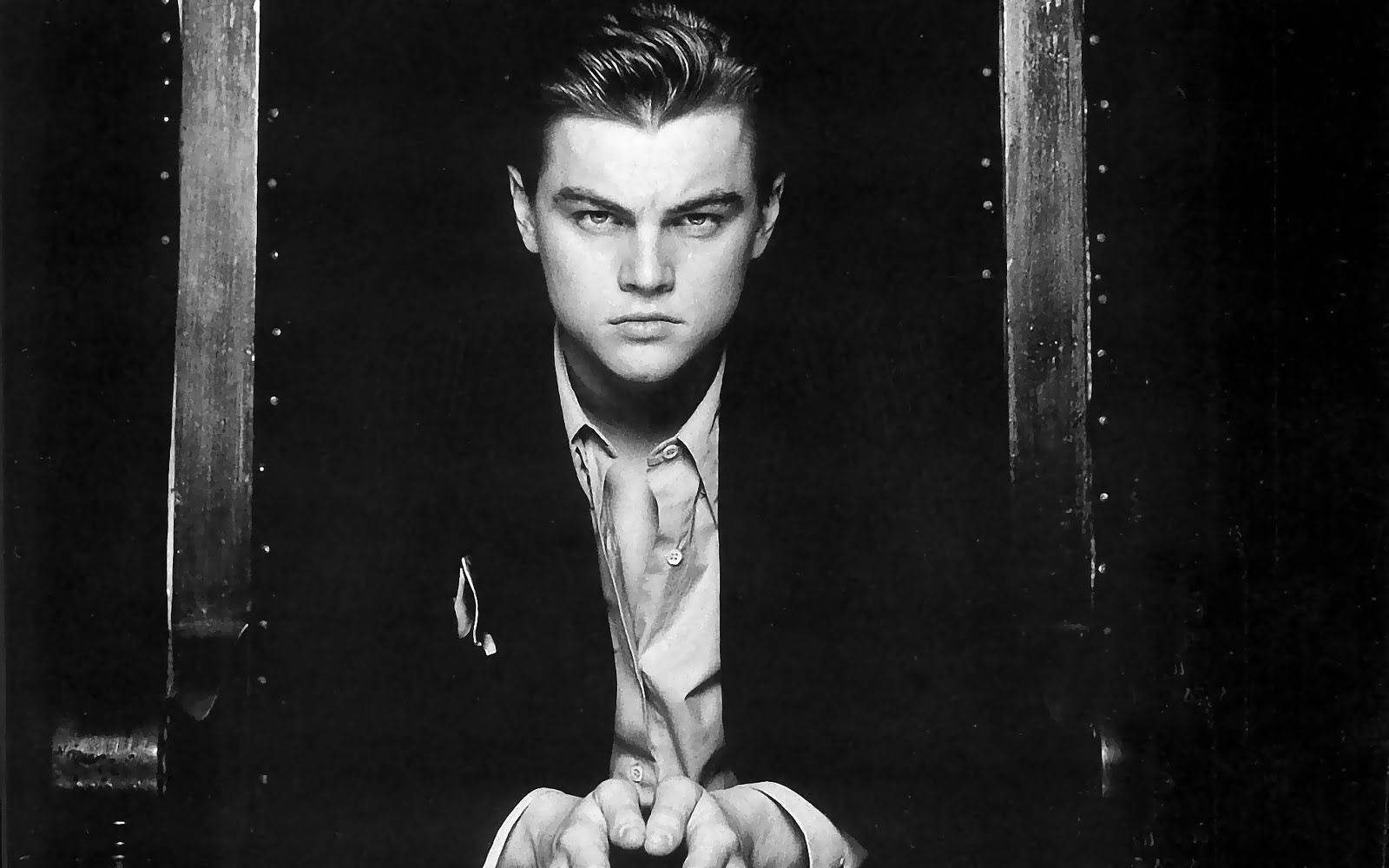 Dicaprio 桌布 壁紙 — 一幅李奧納多·狄卡皮歐的黑白肖像，眼神強烈，被鉚接的金屬條框住。