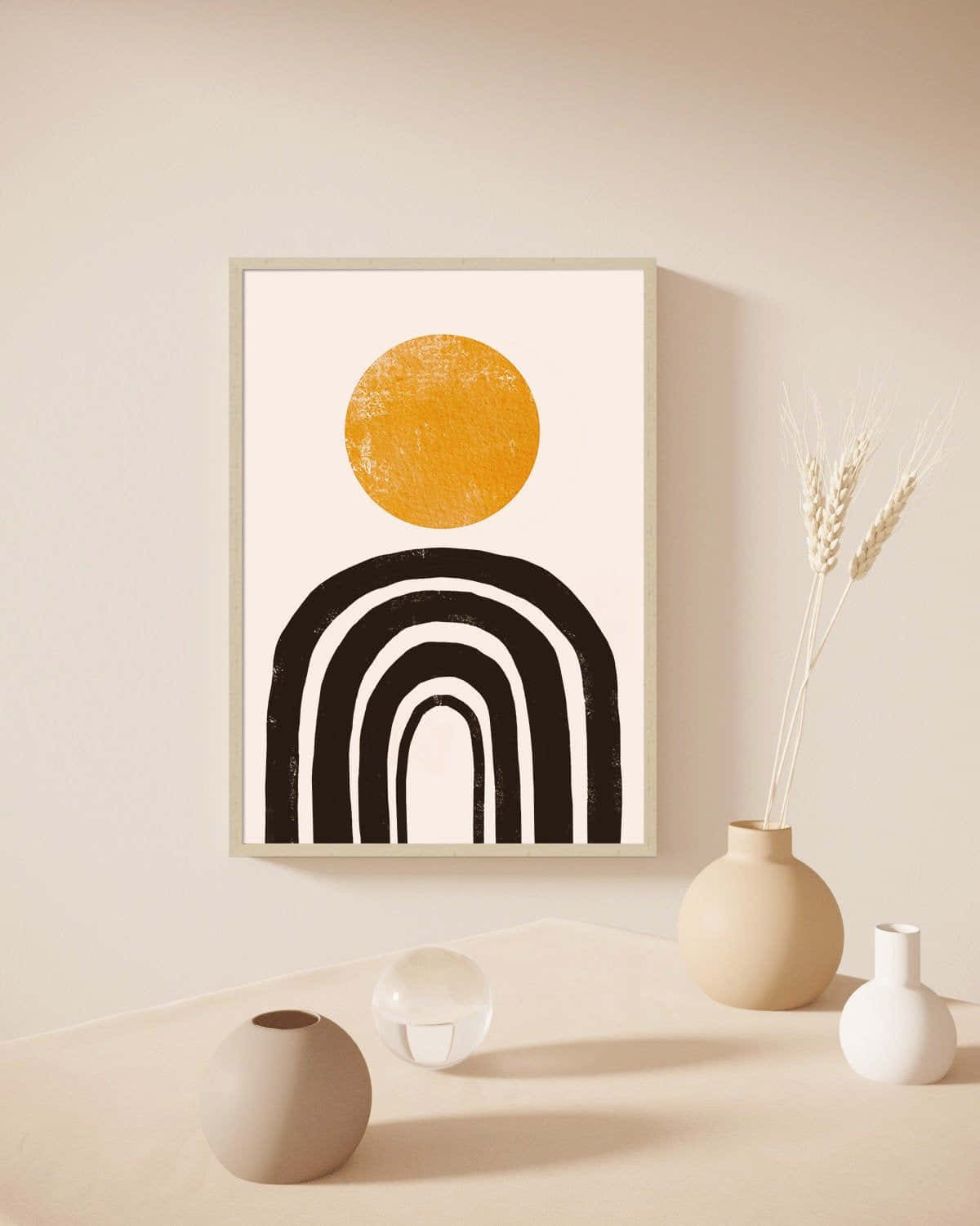 Minimalist Painting 桌布 壁紙 — 一幅極簡抽象藝術印刷品，上面有紋理金色圓圈位於黑色拱門之上，掛在米色牆上，旁邊有陶瓷花瓶和小麥莖。