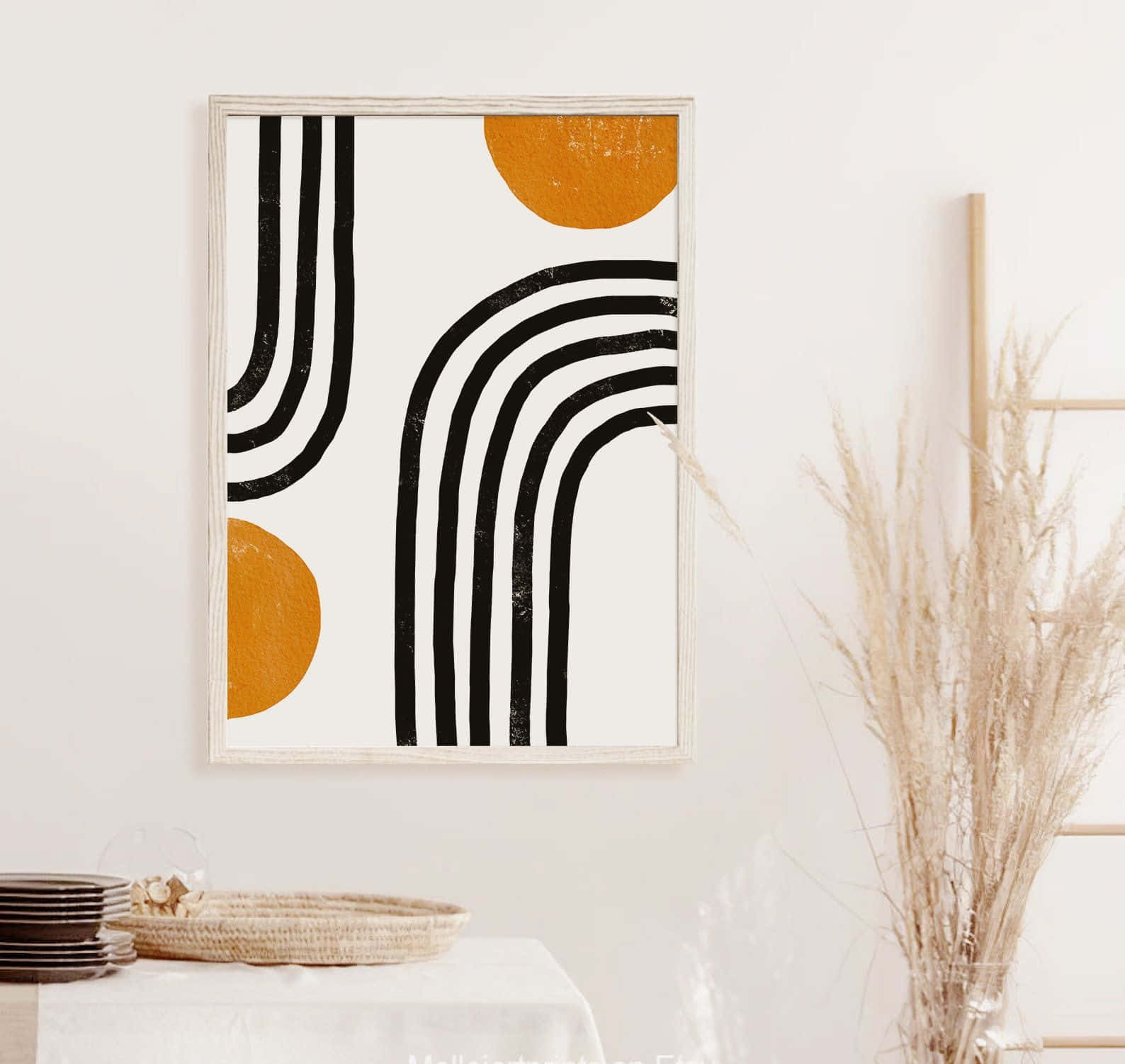 Modern Minimalist Art 桌布 壁紙 — 一幅極簡抽象藝術印刷品，帶有醒目的黑色曲線和橙色圓圈，掛在白色牆上，下方是擺放著乾草的時尚桌子。