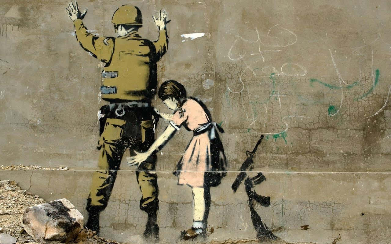 Banksy 桌布 壁紙 — 一幅模板塗鴉壁畫顯示一名士兵舉起雙手，而一個穿著粉紅色裙子的孩子在一面裂開的混凝土牆上向他伸手。