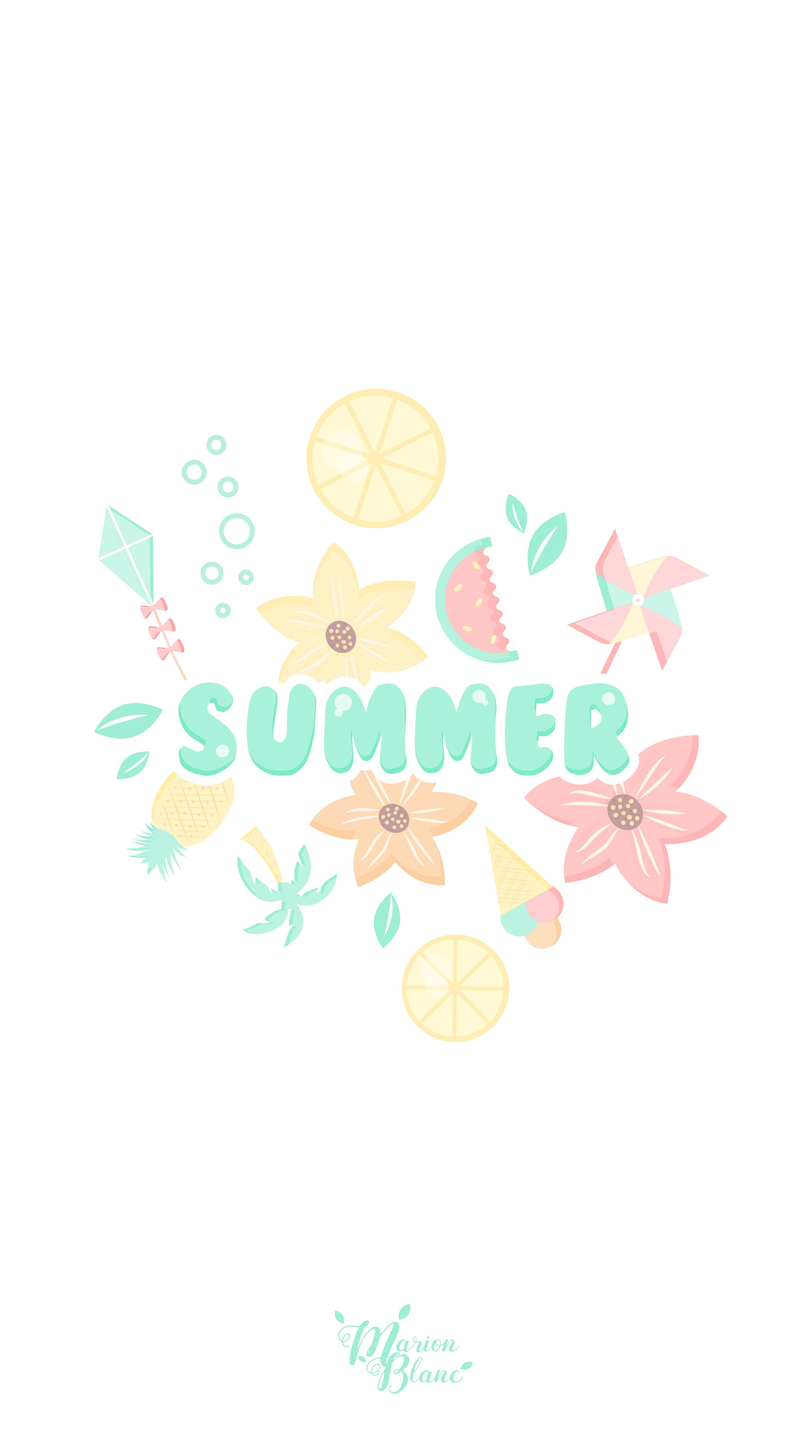 可愛夏天 桌布 壁紙 — 一幅歡快的夏季插圖，以粉彩花朵、風箏和水果圍繞「夏季」一詞排列。