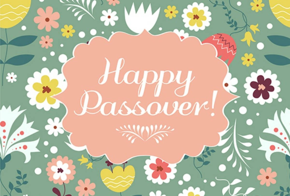 Passover 桌布 壁紙 — 一幅歡樂的插畫壁紙，粉紅色扇形橫幅上寫著「Happy Passover!」，周圍環繞著色彩繽紛的花朵和圖案蛋，背景為綠色。