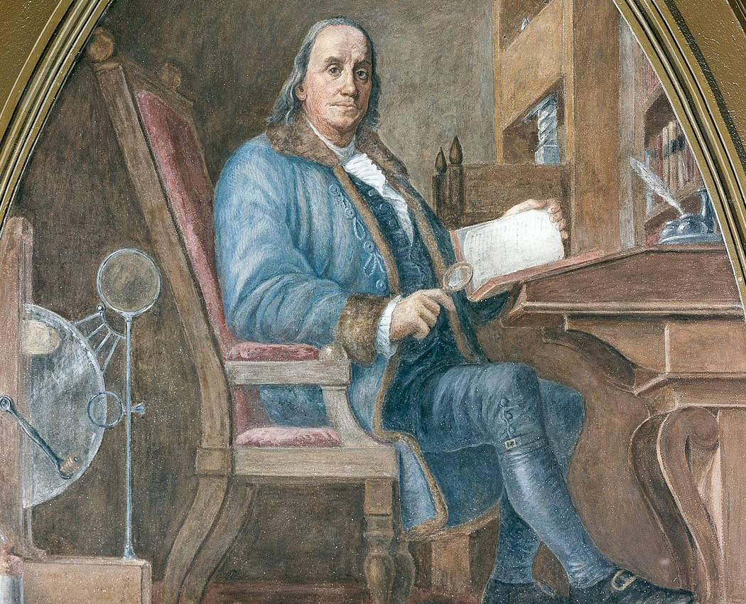 Franklin 桌布 壁紙 — 一幅歷史油畫描繪班傑明·富蘭克林坐在木桌前，手持放大鏡放在文件上，附近有科學儀器。