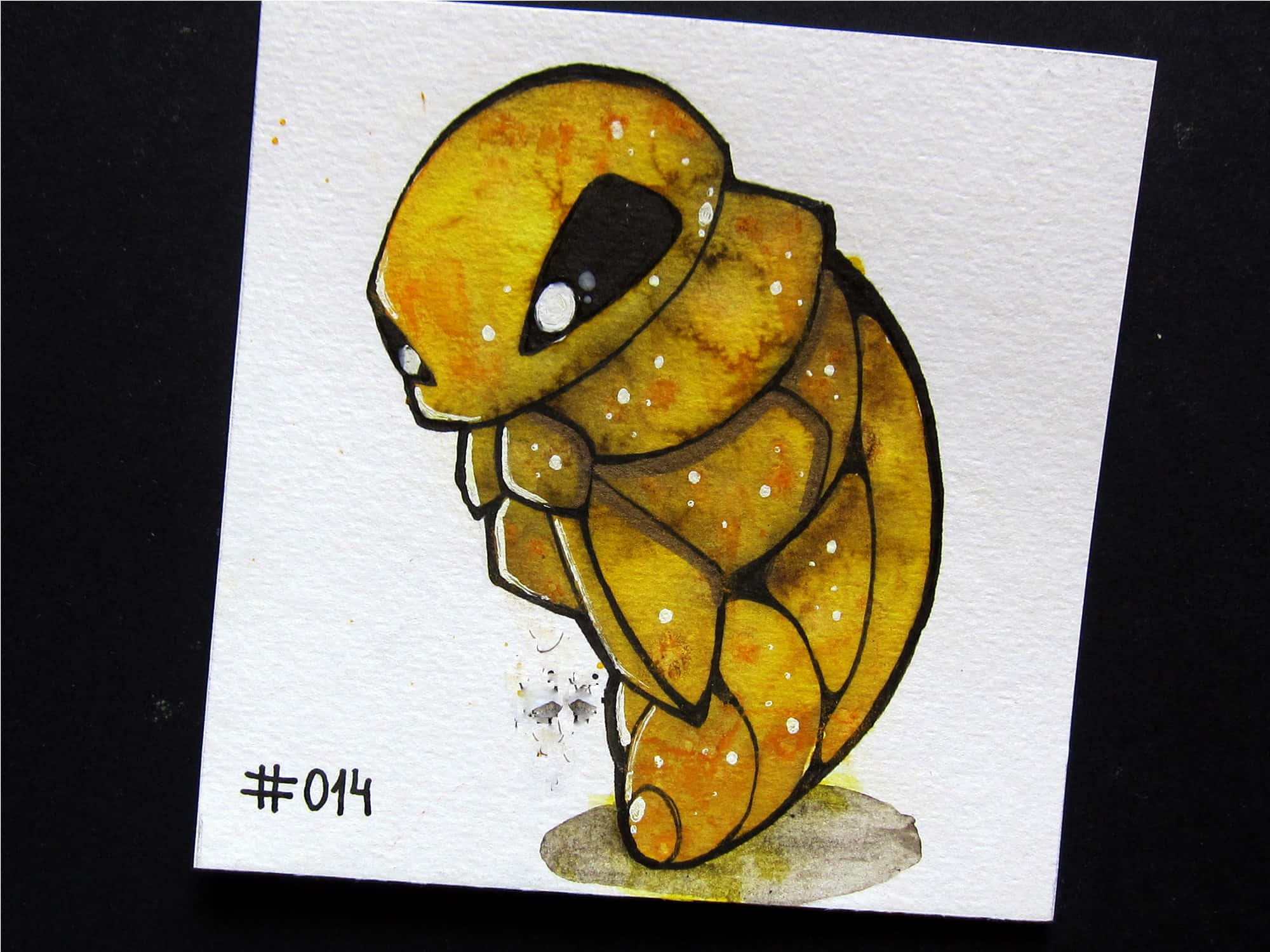 寶可夢 桌布 壁紙 — 一幅水彩插圖，描繪一隻可愛的黃色龜狀生物，帶有白色斑點和一雙黑色大眼睛，繪於紋理紙上。