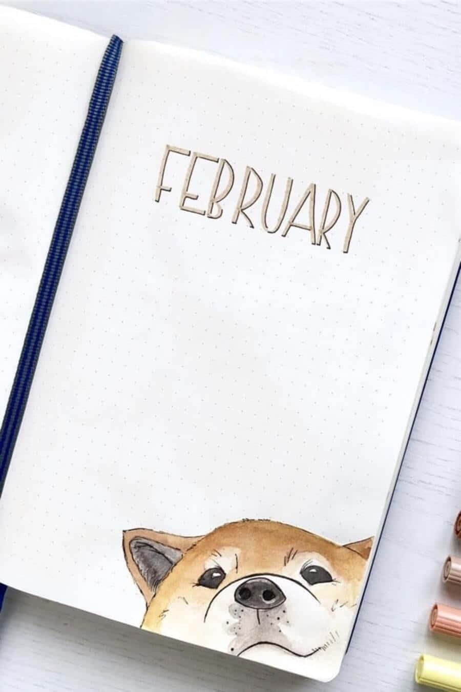 February iPhone 桌布 壁紙 — 一幅水彩插圖，描繪一隻柴犬從二月子彈筆記頁面中探出頭來，附近有彩色筆。