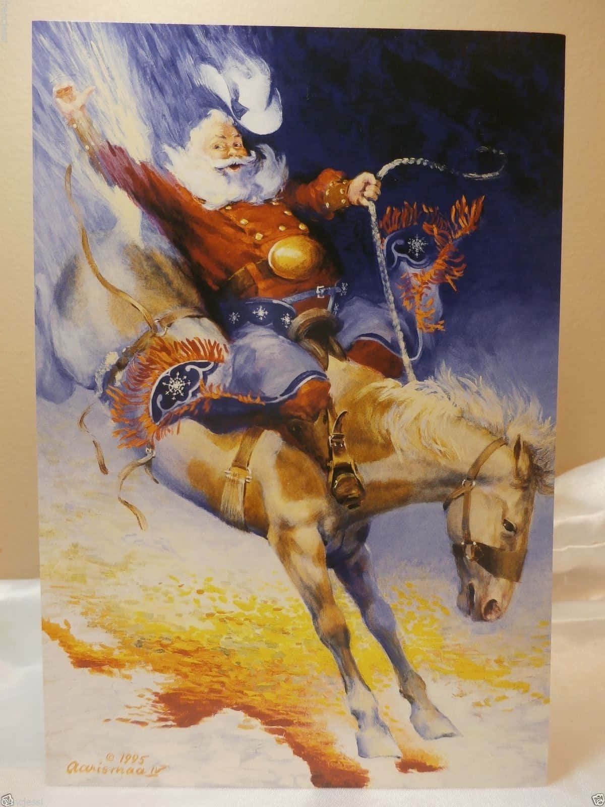 Cowboy Christmas 桌布 壁紙 — 一幅水彩插畫，描繪聖誕老人騎著一匹尥蹶子的馬，穿越雪景，動感十足，色彩鮮豔。