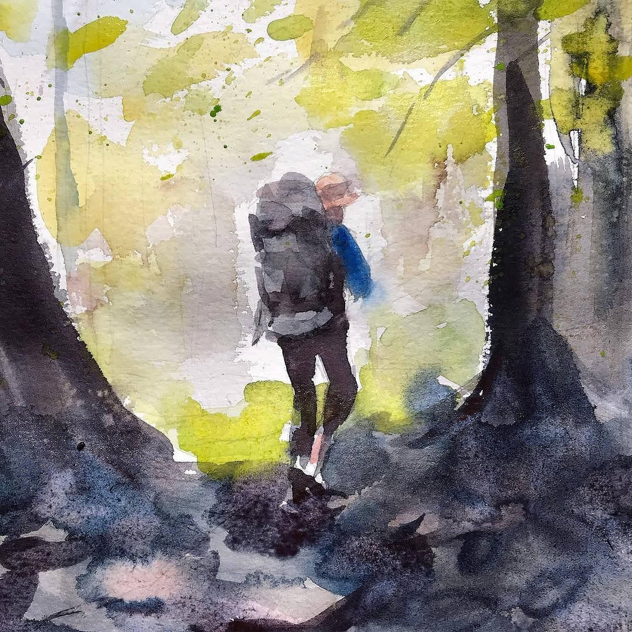 Hiking 桌布 壁紙 — 一幅水彩畫風格的描繪，展示一位背著大背包的遠足者，穿過陽光普照的森林，樹葉呈現鮮豔的黃色，樹幹則呈深色。