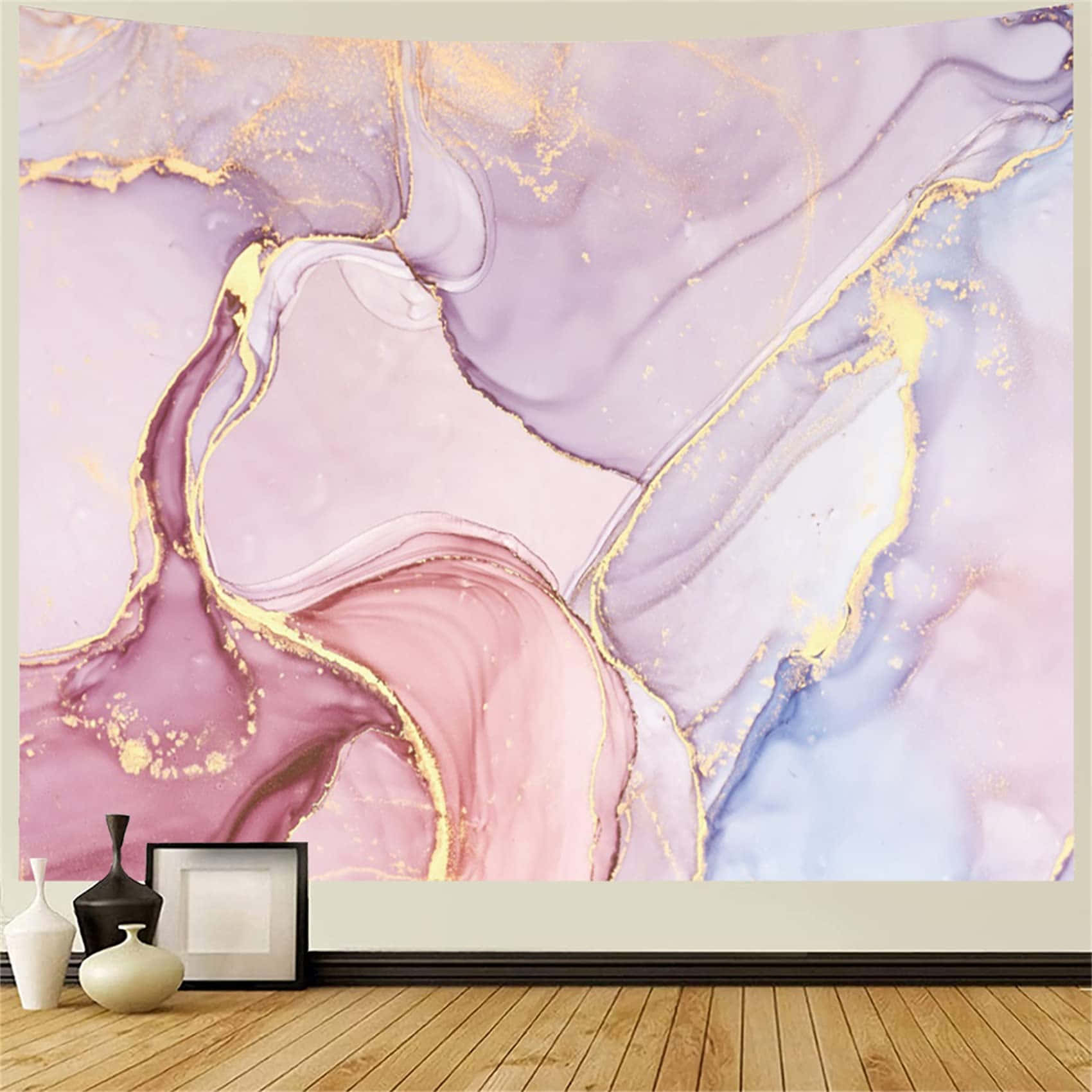 Elegant Aesthetic 桌布 壁紙 — 一幅流動的抽象壁畫，帶有薰衣草粉紅和金色樹脂漩渦，裝飾在木地板和裝飾花瓶上方的牆壁上。