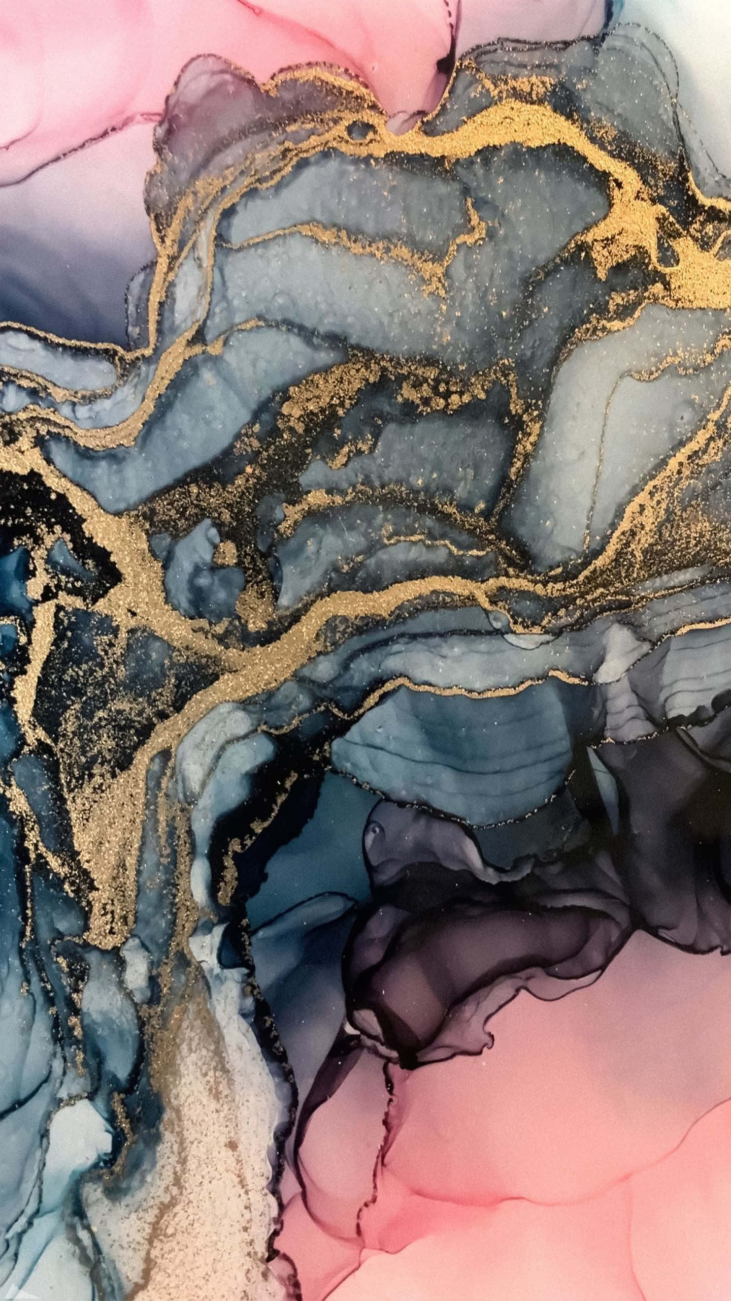 Marble Phone 桌布 壁紙 — 一幅流動的抽象藝術作品，粉紅色、藍色和金色金屬墨水以有機圖案旋轉。