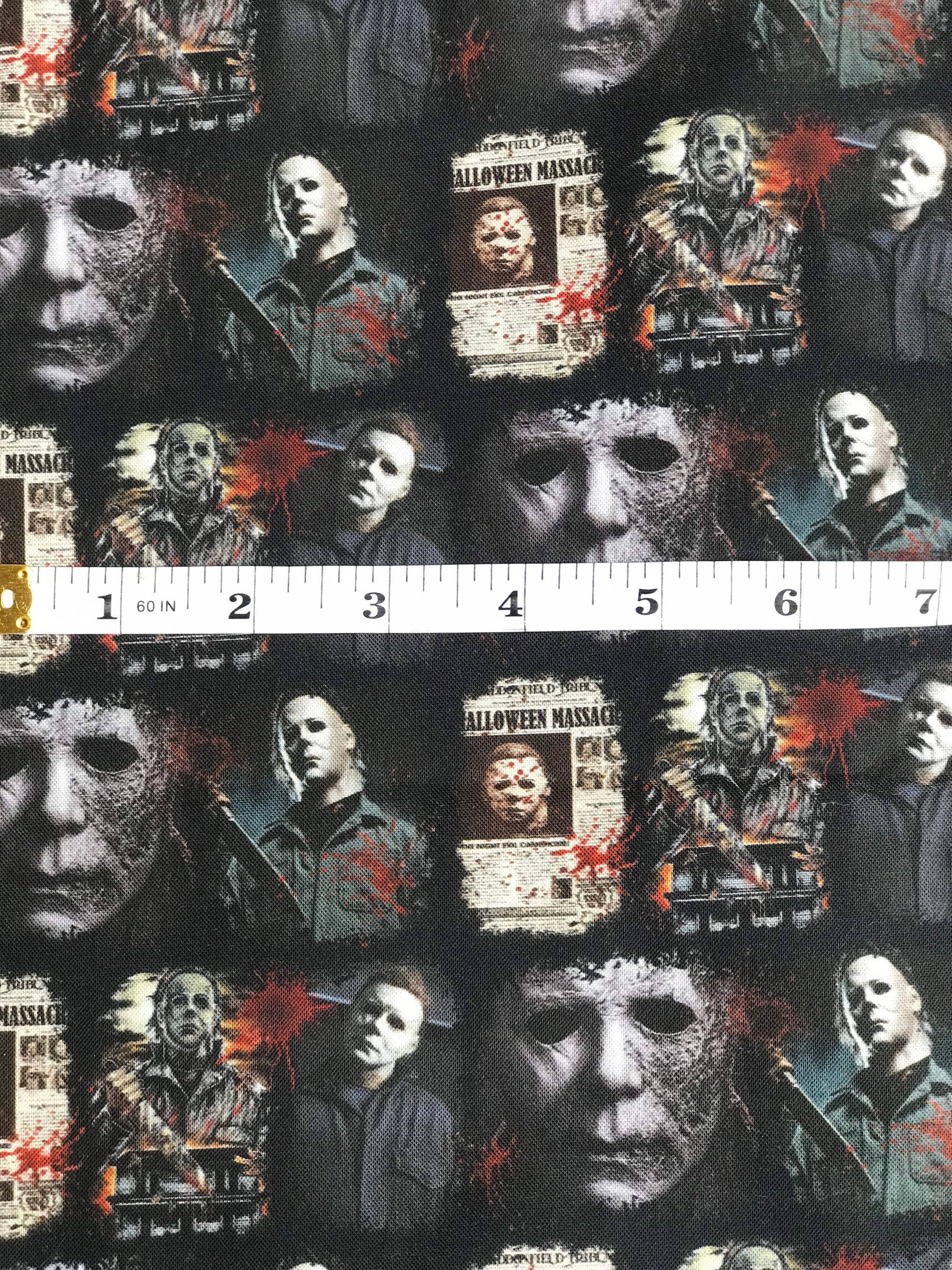 Horror Movie Collage 桌布 壁紙 — 一幅深色布料拼貼畫，以《月光光心慌慌》中的麥可·邁爾斯為特色，帶有血跡和報紙剪報。