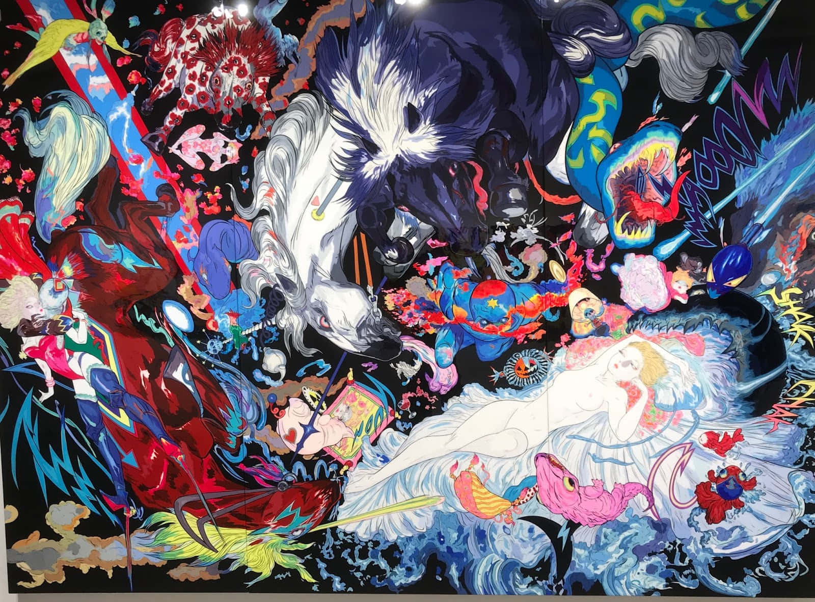 Japanese Pop Art 桌布 壁紙 — 一幅混亂的動漫風格壁畫，充滿色彩繽紛的神話生物和超現實角色，背景為黑色。