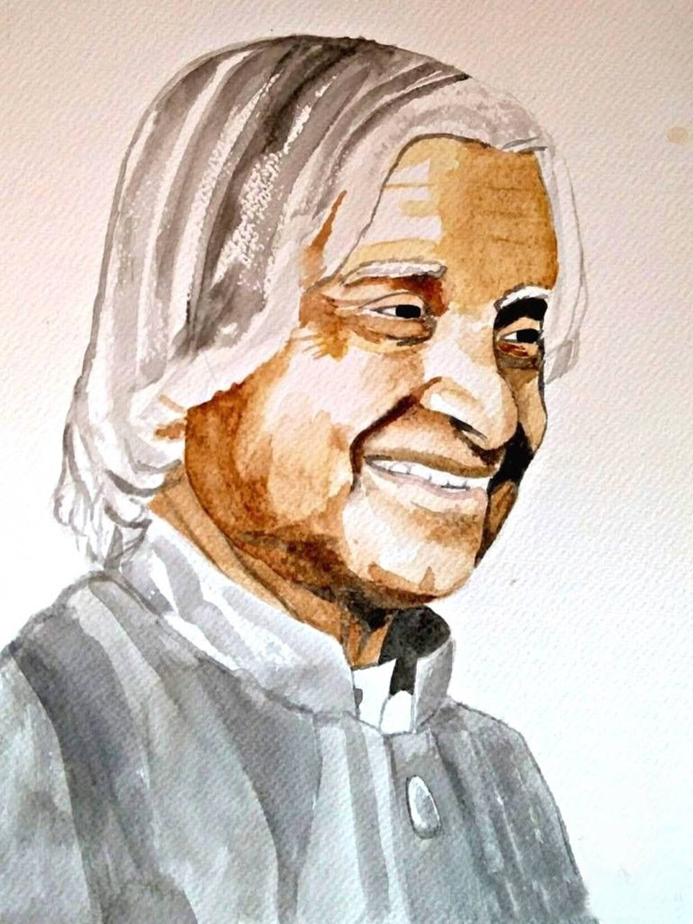 Indian 桌布 壁紙 — 一幅溫暖的水彩肖像畫，描繪一位白髮老婦人側面微笑。