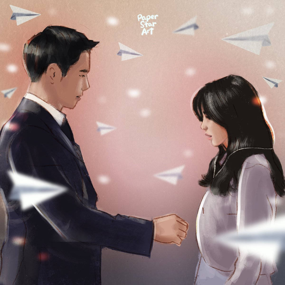 drama 桌布 壁紙 — 一幅溫柔的數位插畫，描繪一男一女面對面，紙飛機在柔和的粉紅光芒中漂浮在他們周圍。